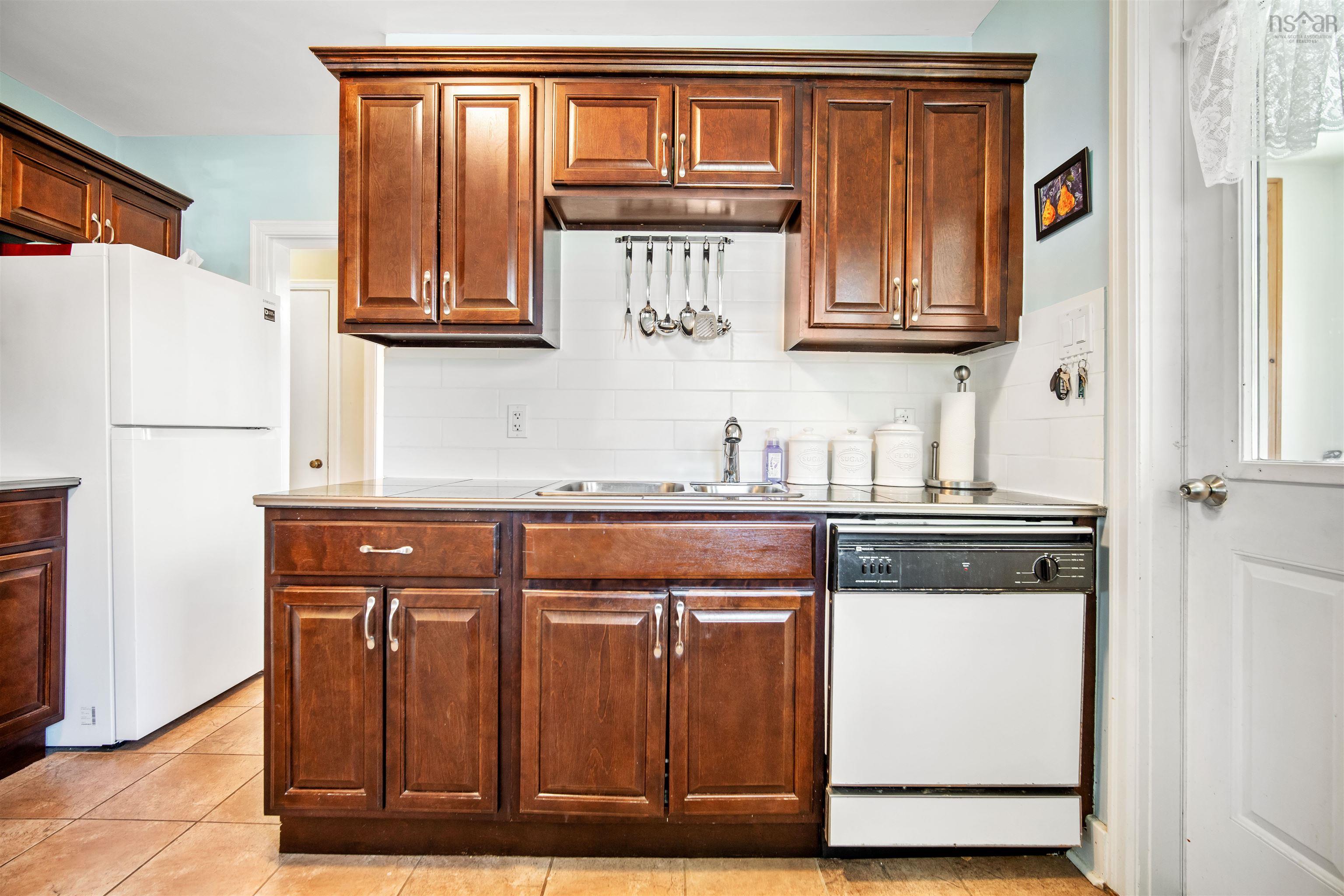 6 Piers Avenue photo #23