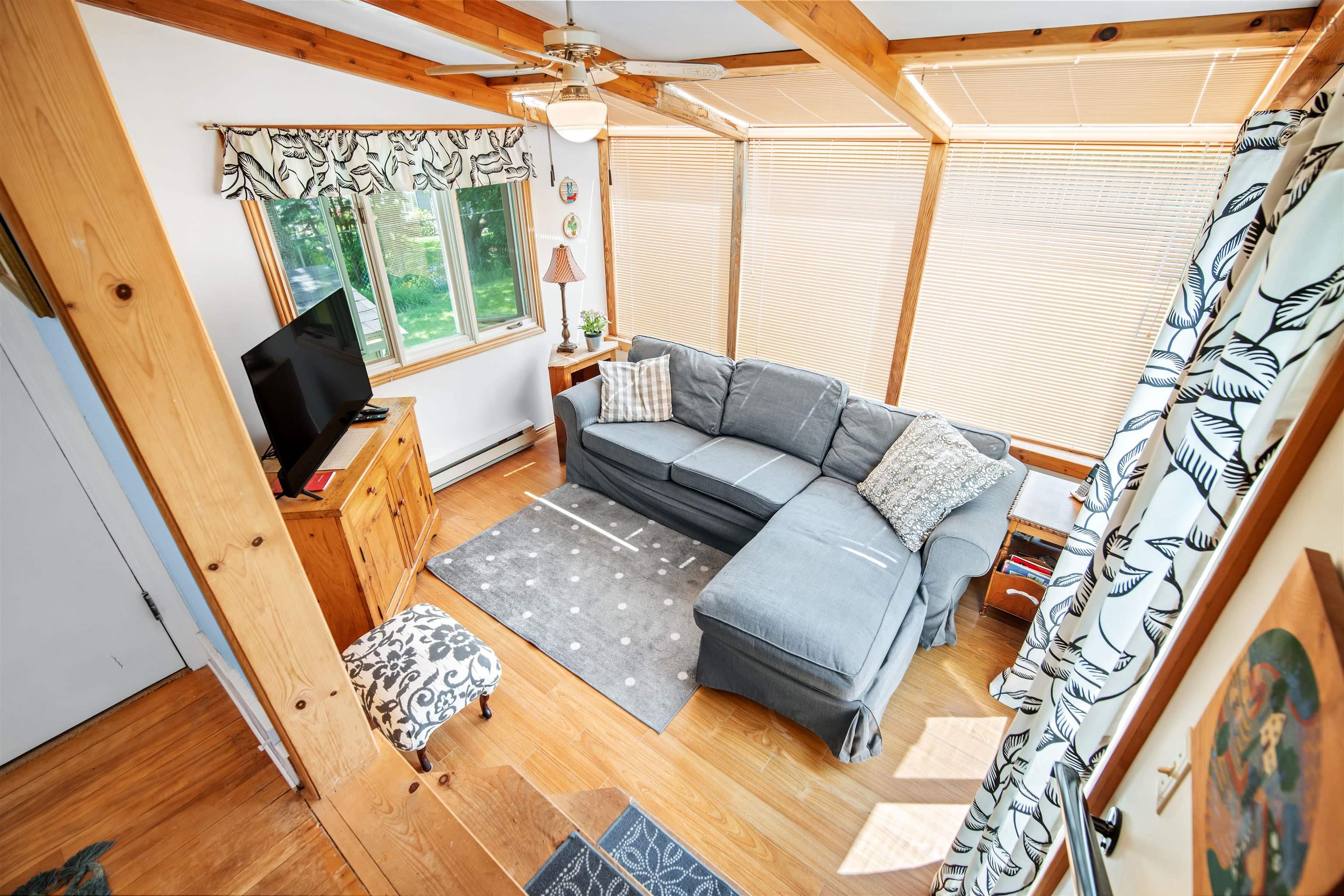 6 Piers Avenue photo #31