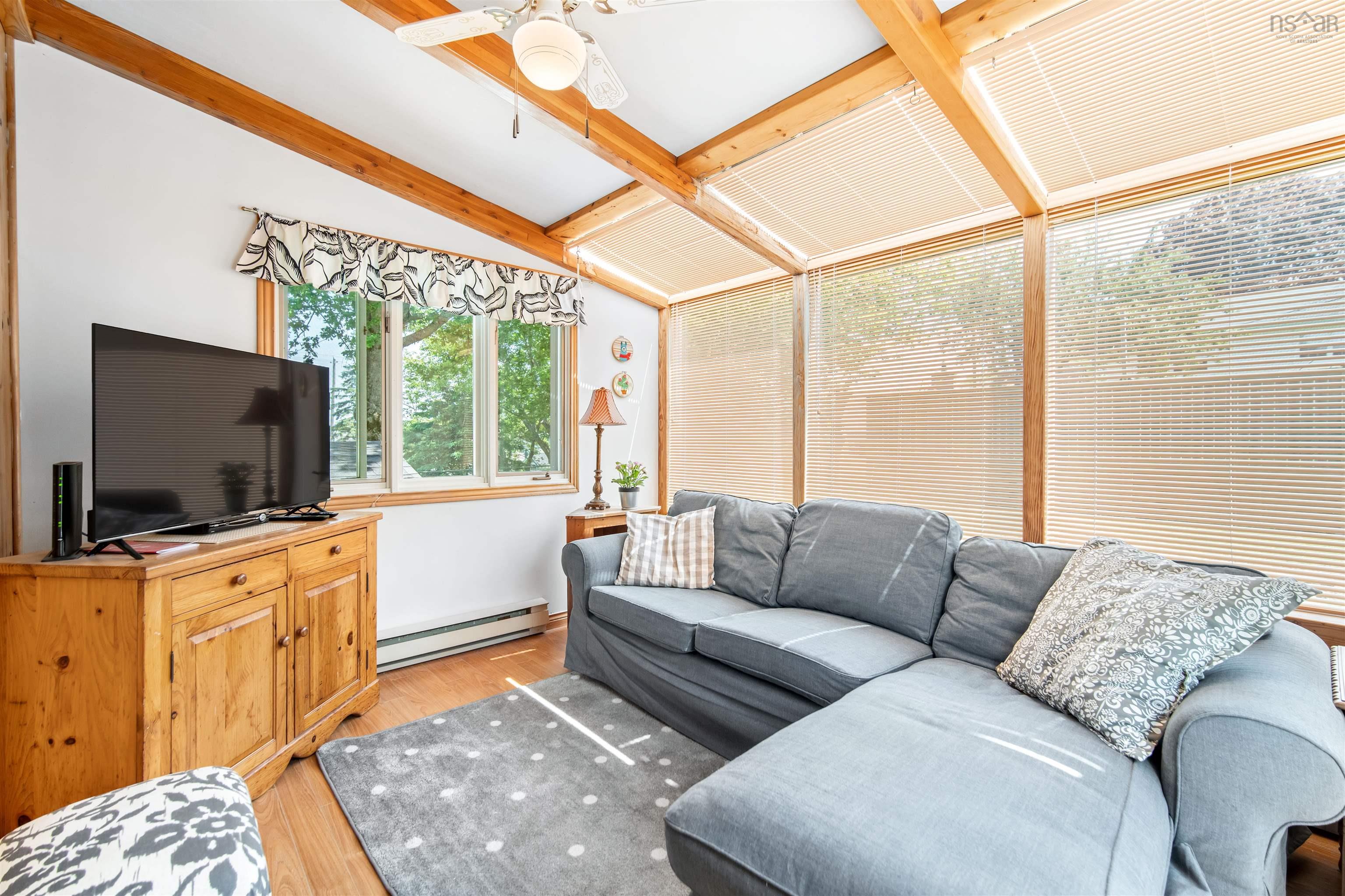 6 Piers Avenue photo #32