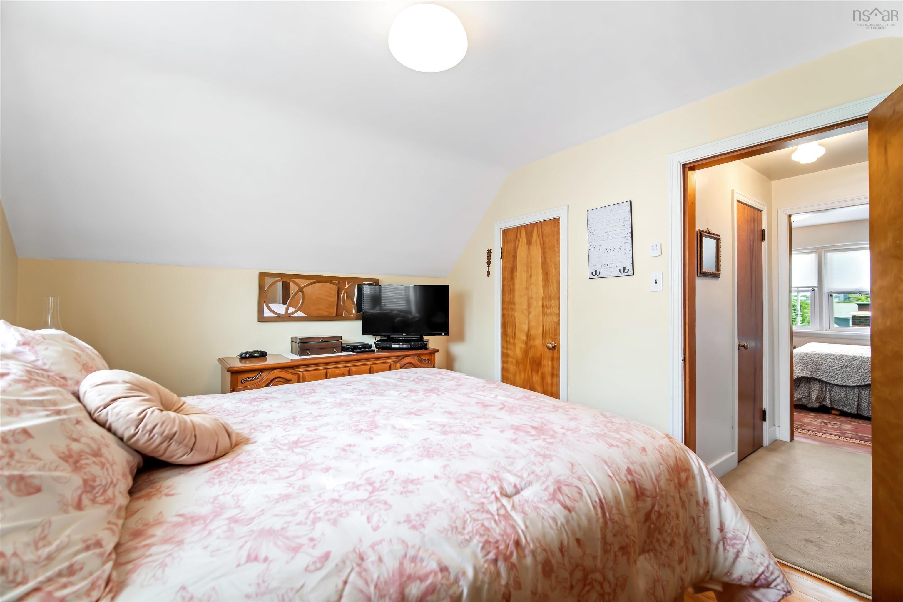 6 Piers Avenue photo #39