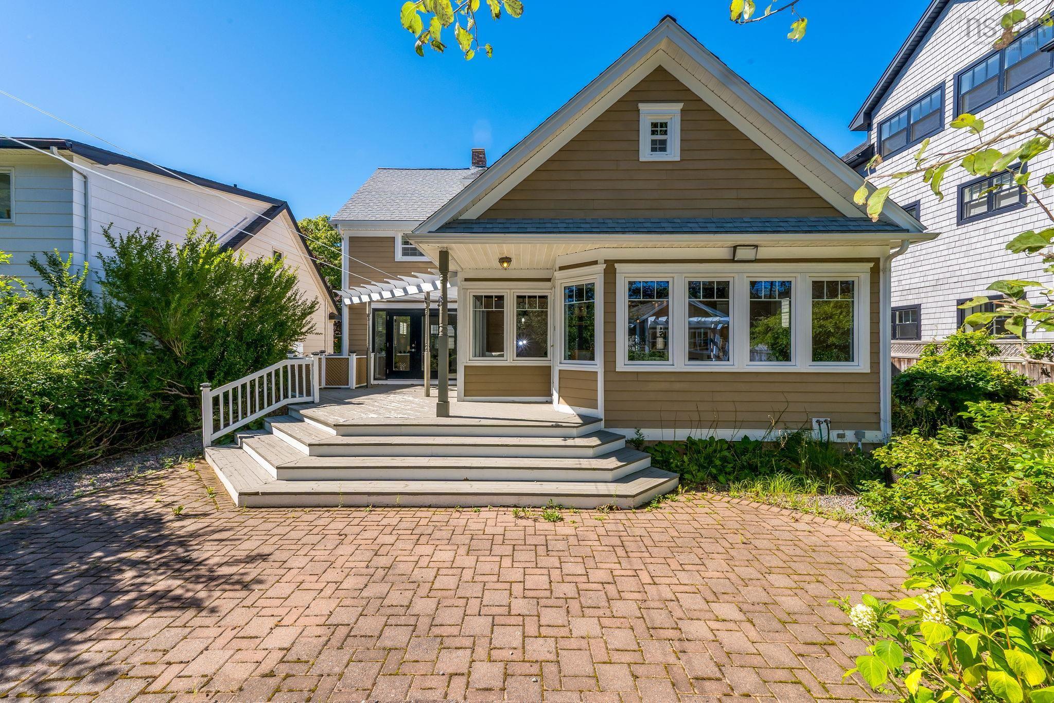 1139 Dalhousie Street photo #3