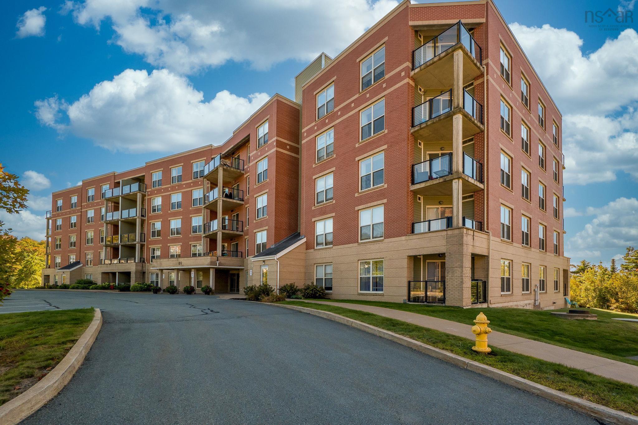 103 89 Pebblecreek Crescent photo #2