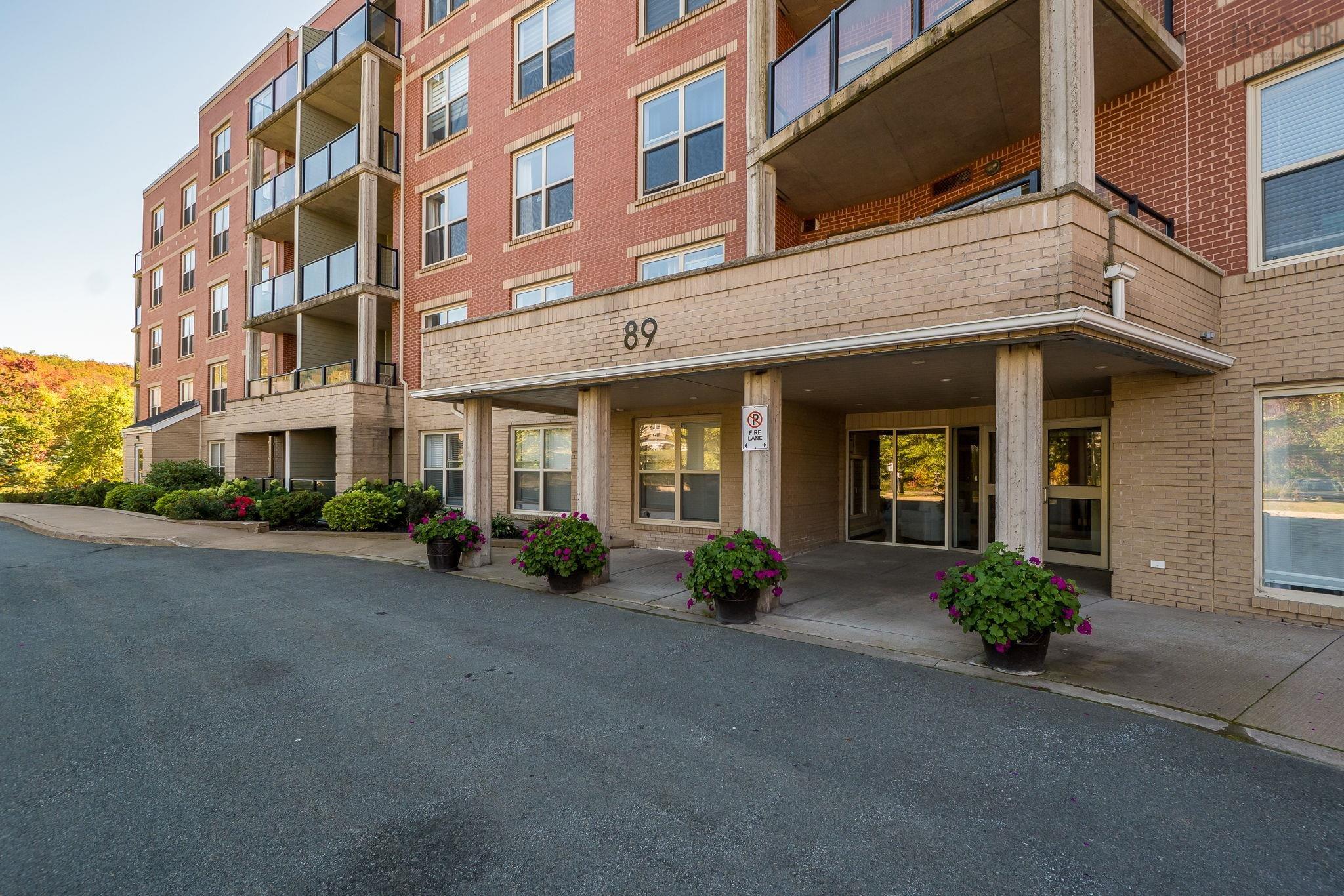 103 89 Pebblecreek Crescent photo #3