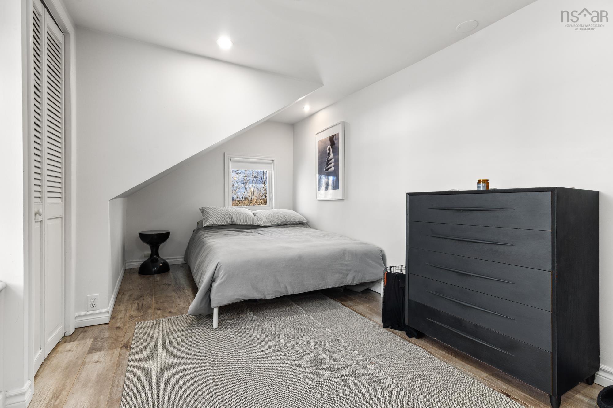 25 Joyce Avenue photo #23