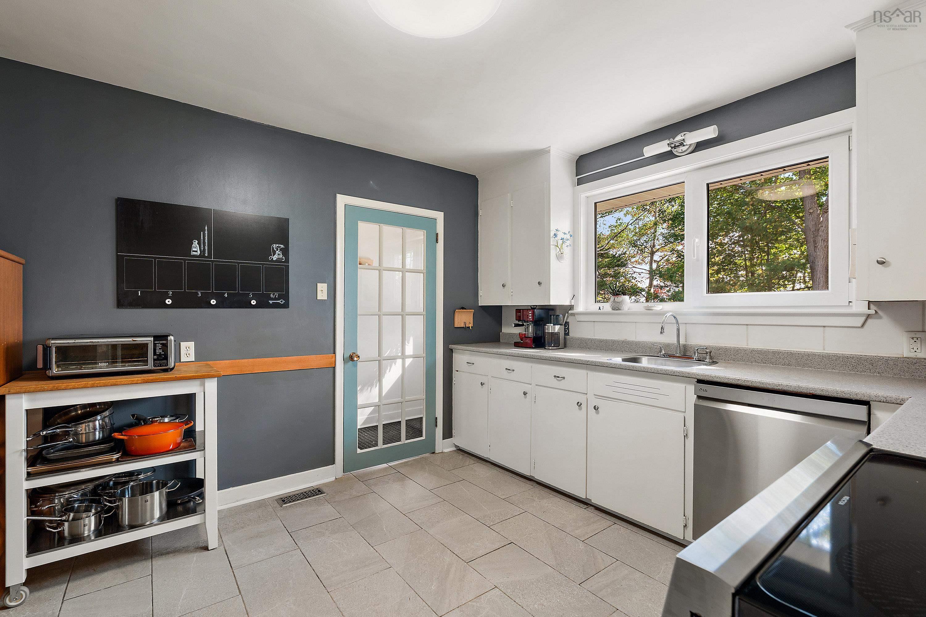 24 Canary Crescent photo #13