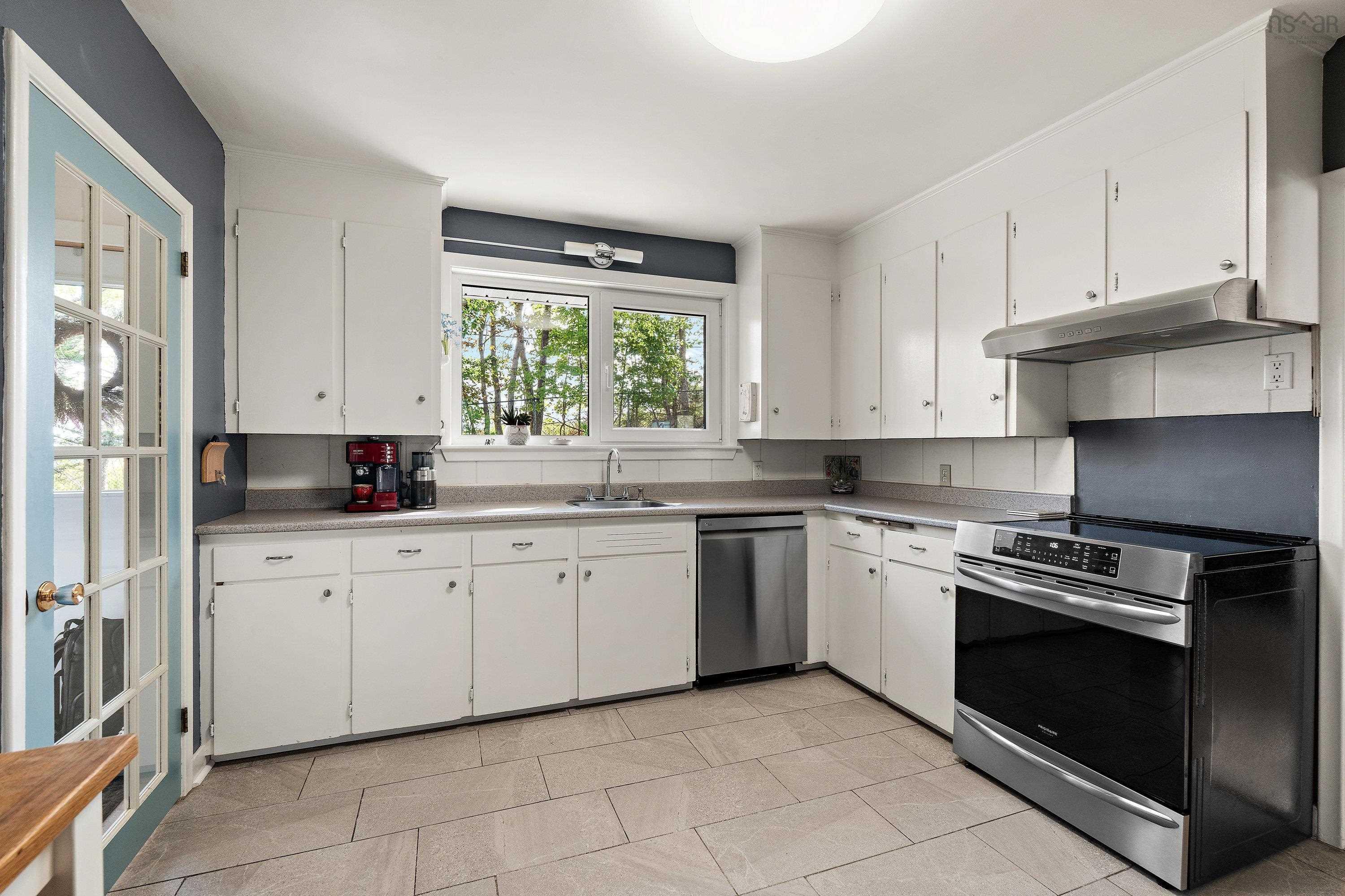 24 Canary Crescent photo #14