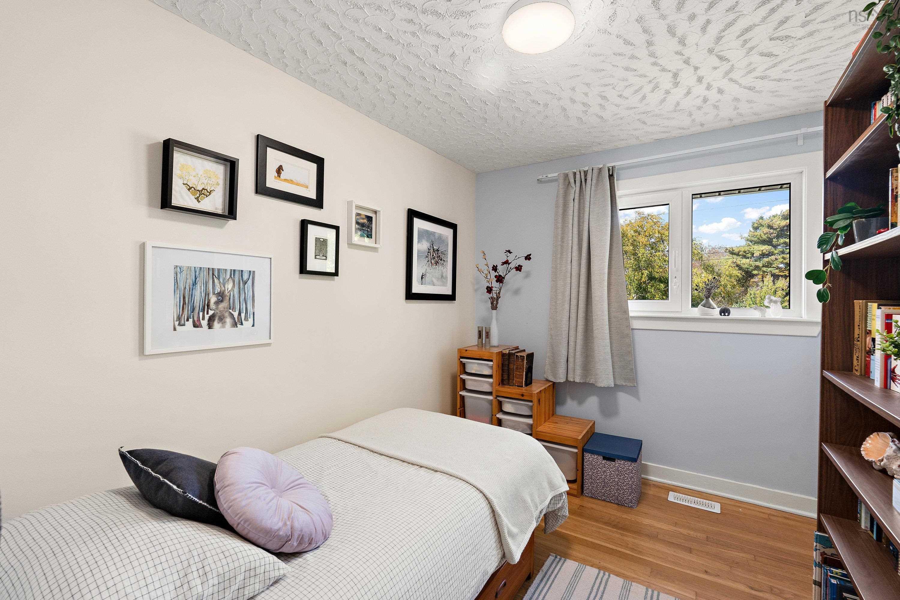 24 Canary Crescent photo #19