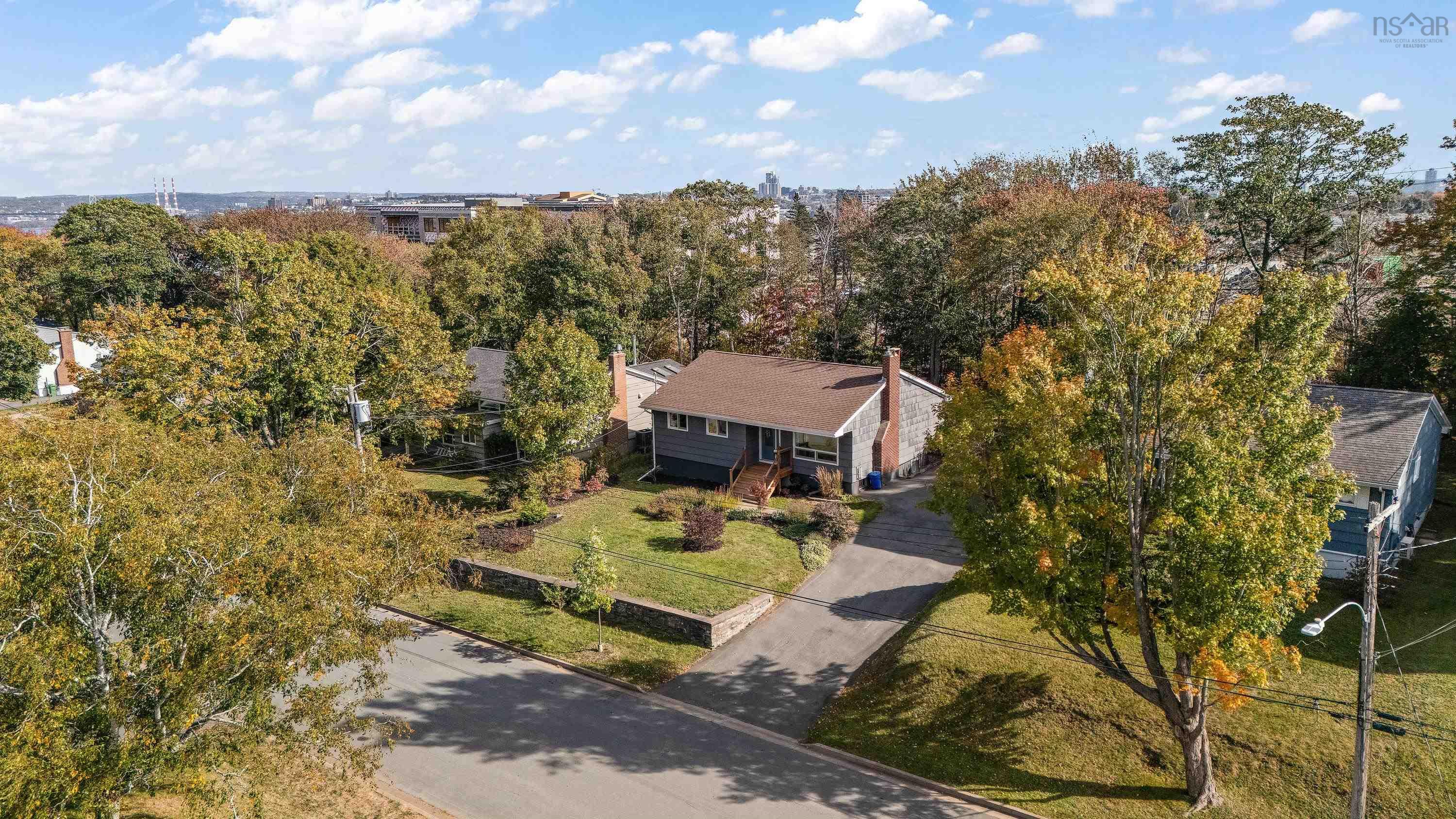 24 Canary Crescent photo #3