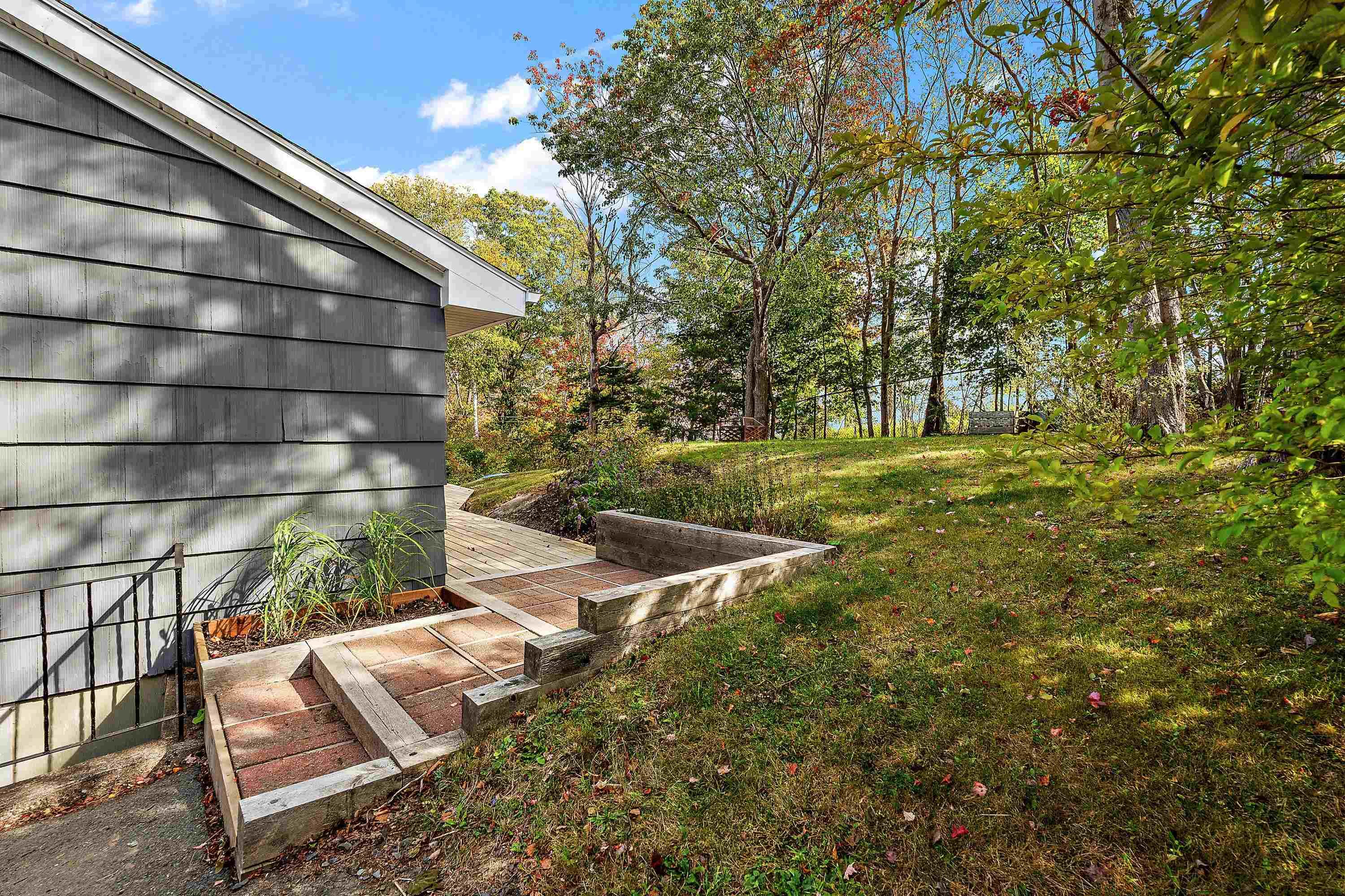 24 Canary Crescent photo #40