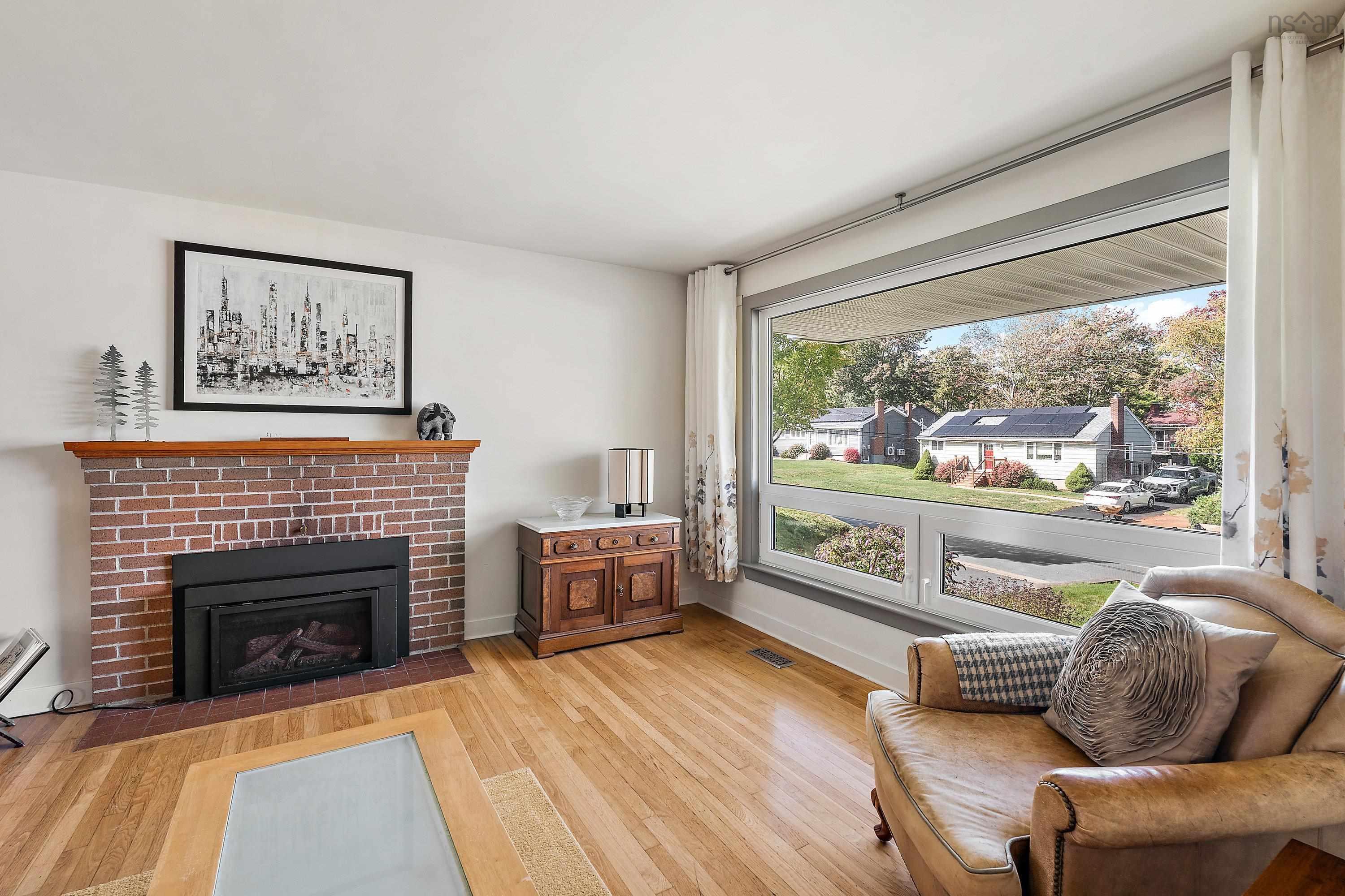 24 Canary Crescent photo #5