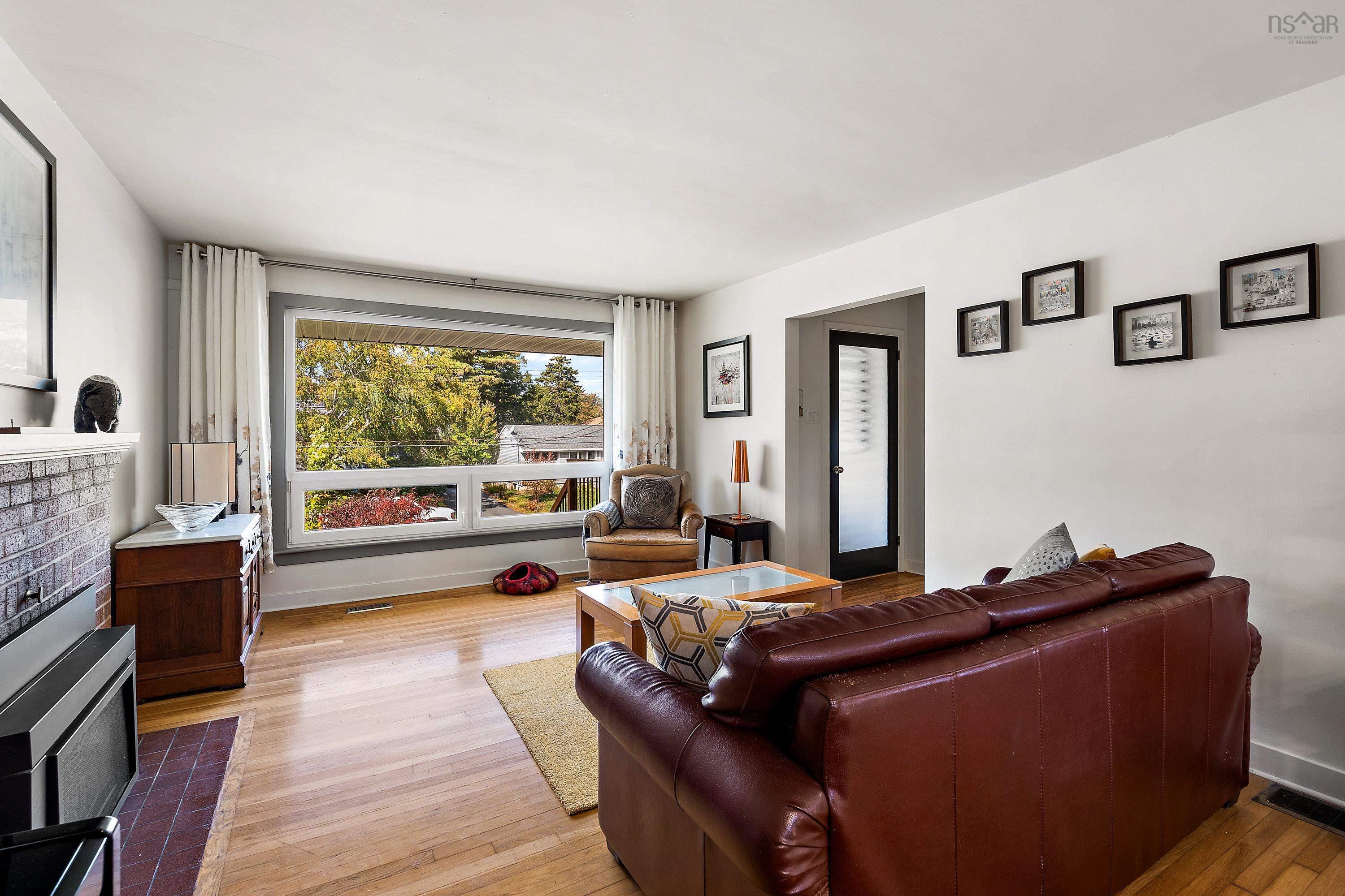 24 Canary Crescent photo #9