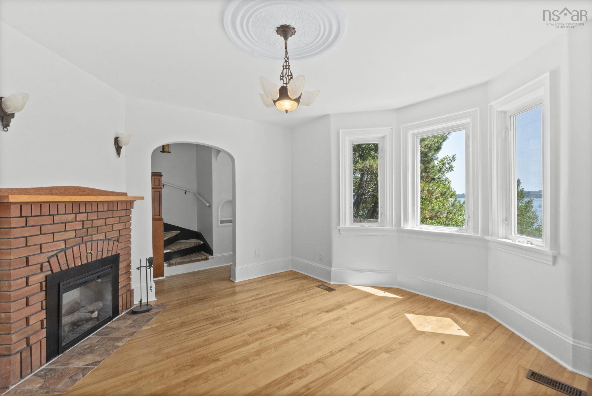 44 DAKIN Drive photo #11