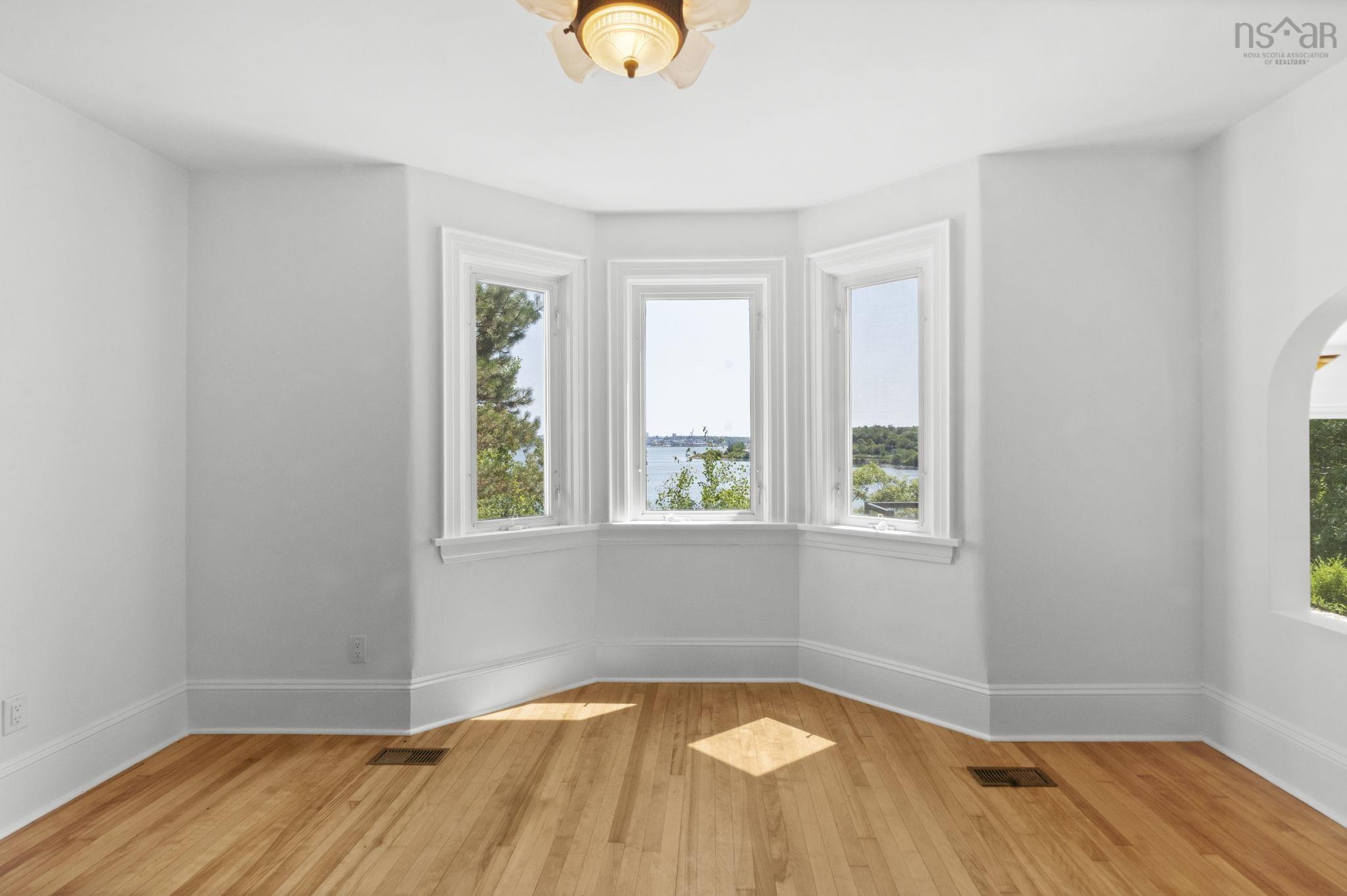 44 DAKIN Drive photo #12