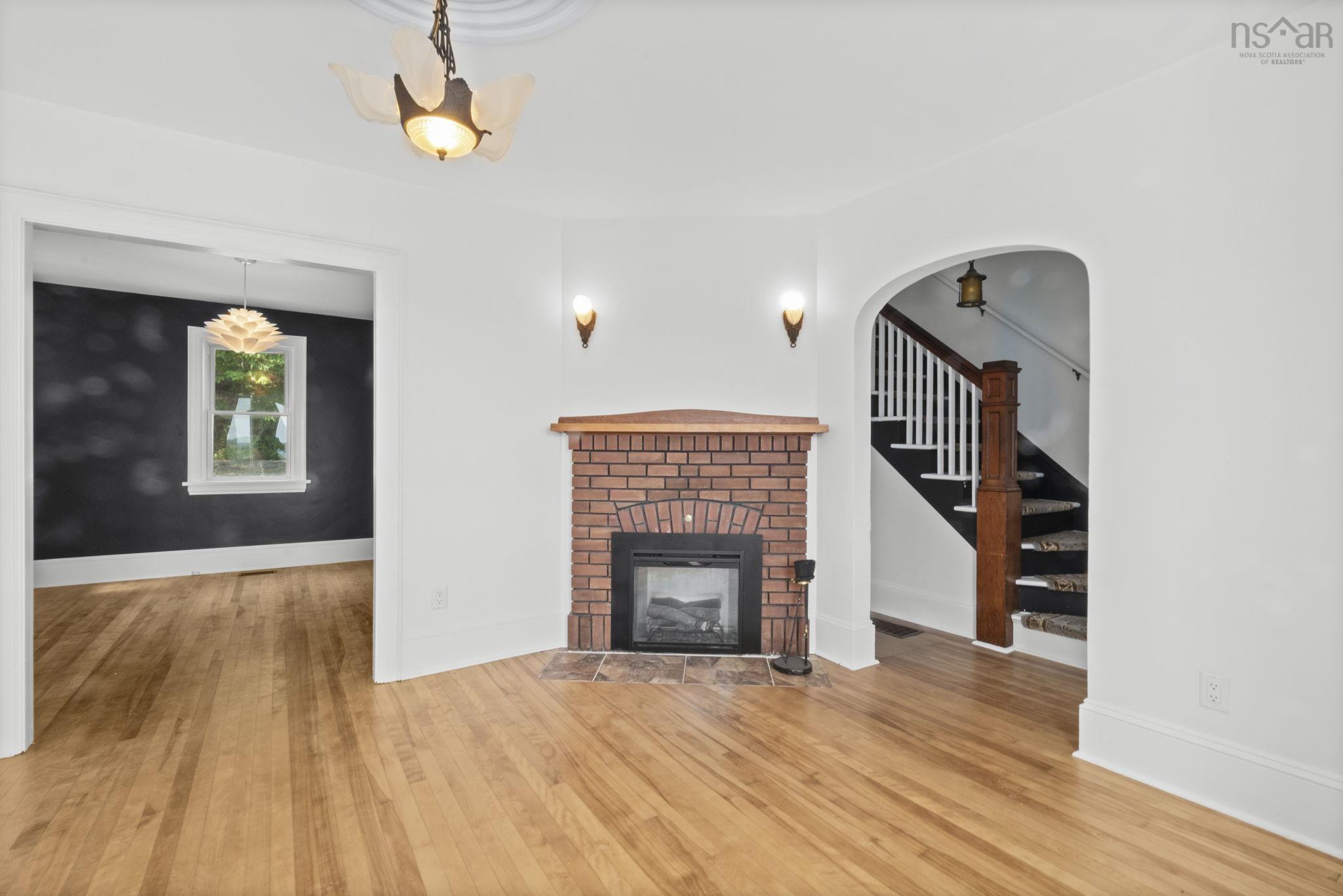 44 DAKIN Drive photo #13