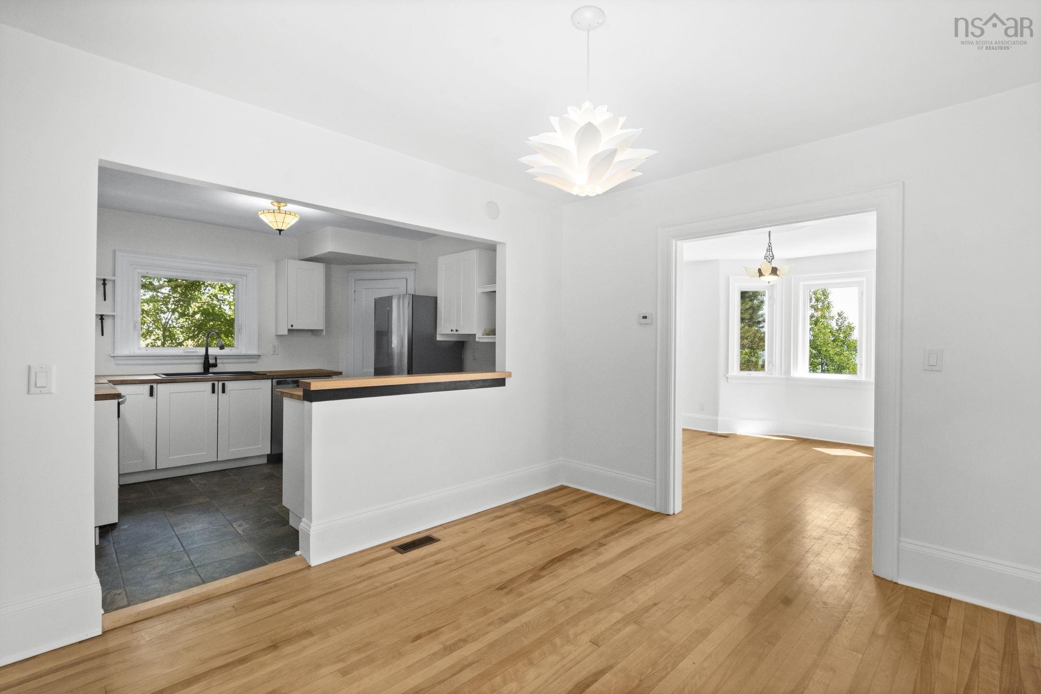 44 DAKIN Drive photo #16