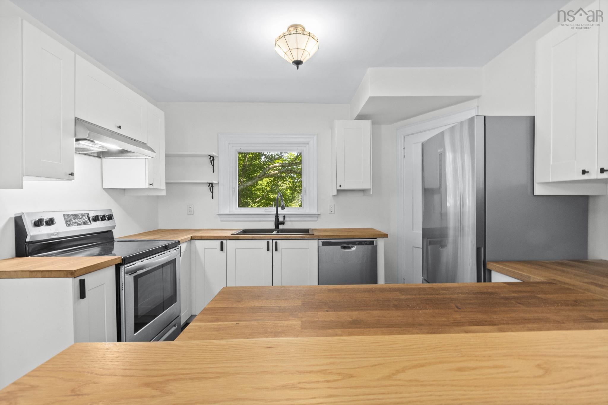 44 DAKIN Drive photo #17