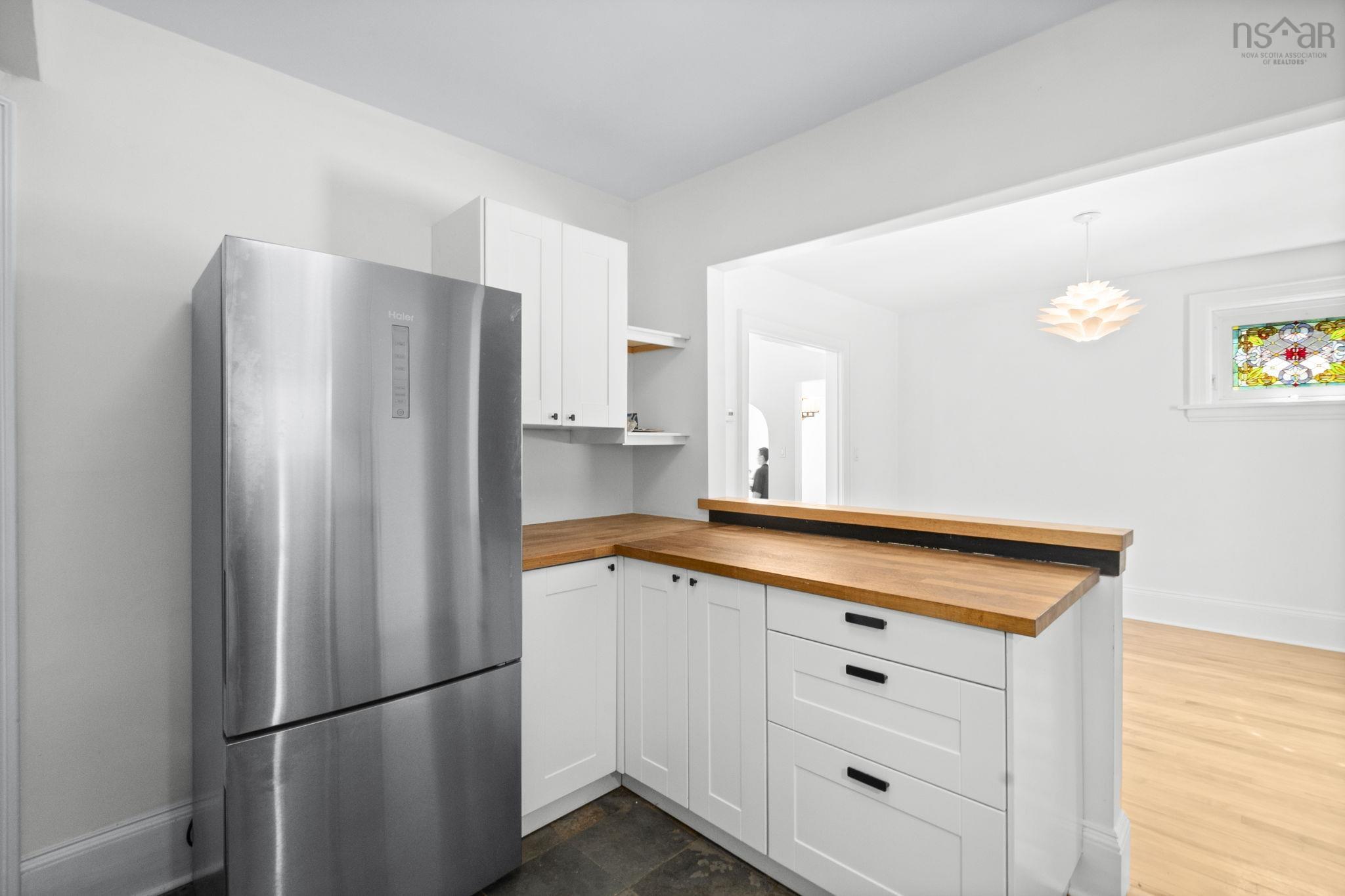 44 DAKIN Drive photo #19