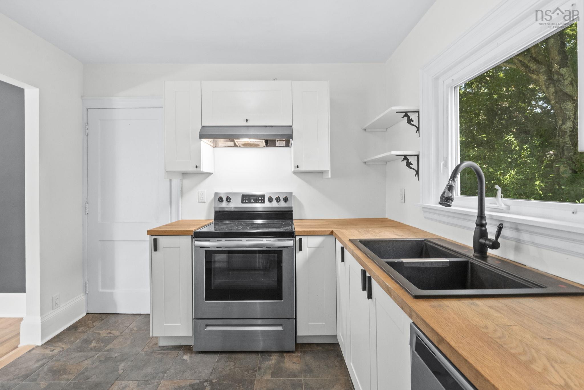 44 DAKIN Drive photo #21