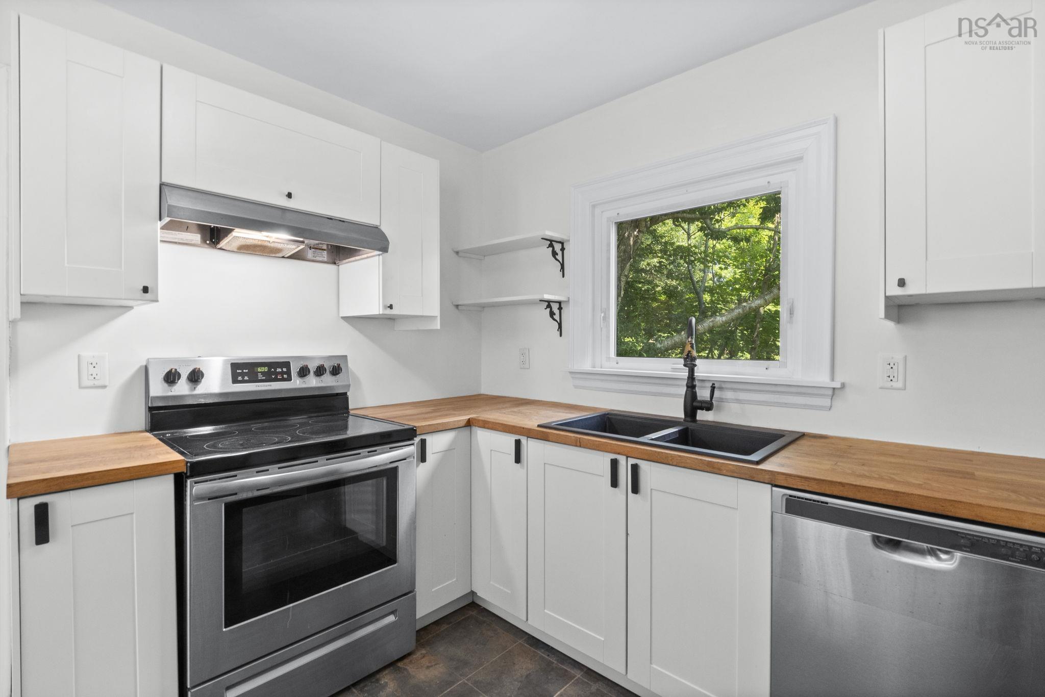 44 DAKIN Drive photo #22