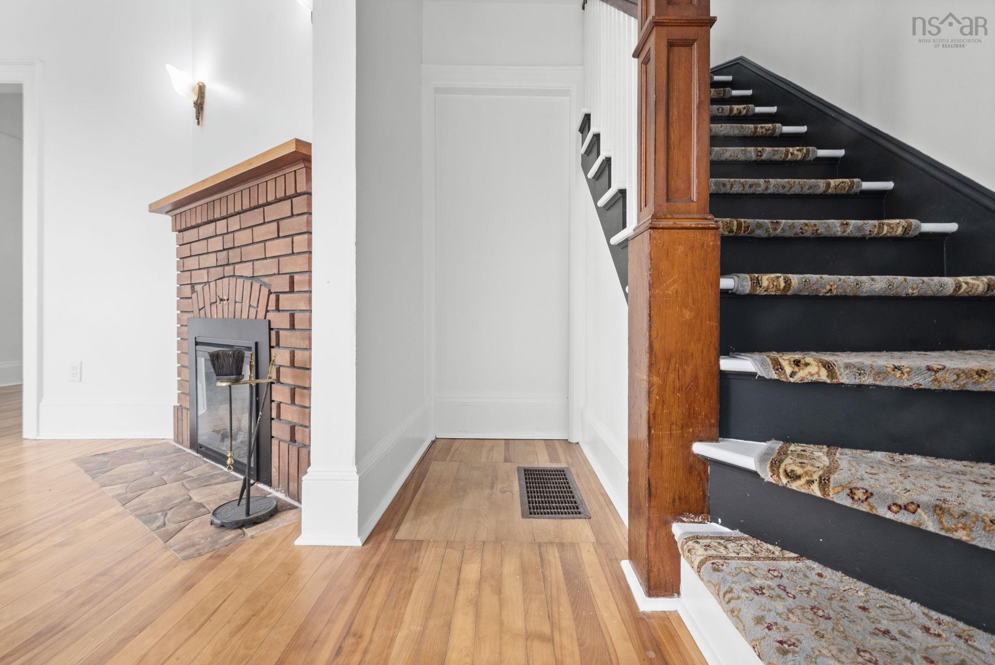 44 DAKIN Drive photo #24