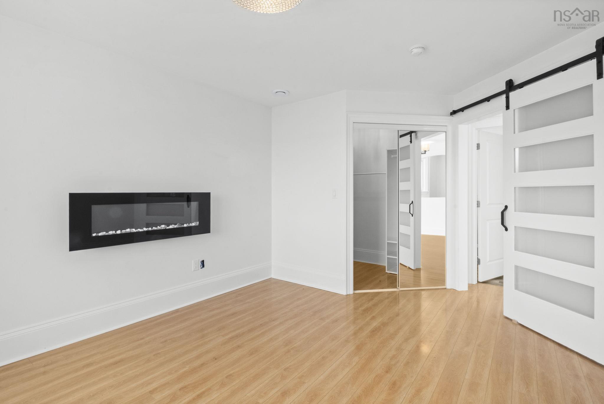 44 DAKIN Drive photo #34