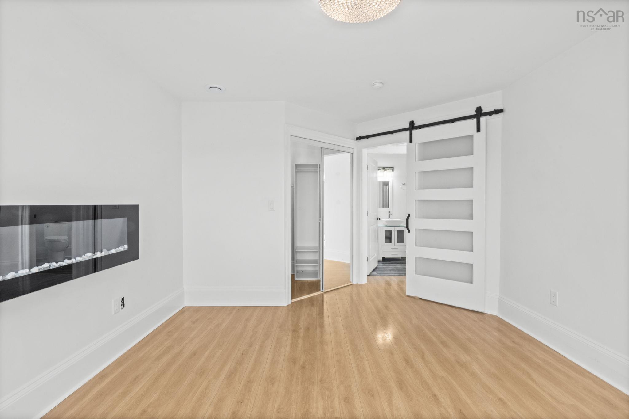 44 DAKIN Drive photo #35