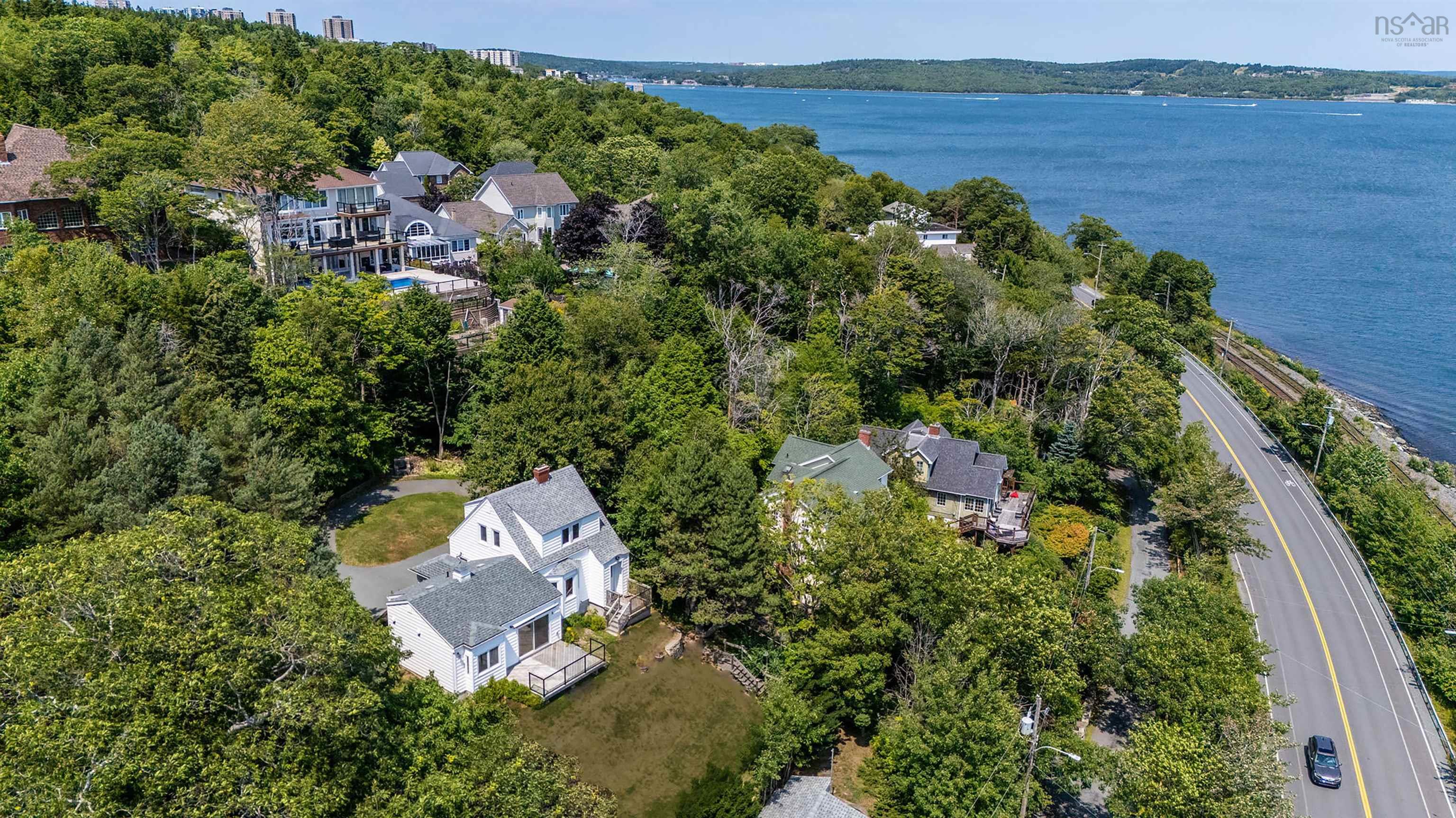 44 DAKIN Drive photo #42