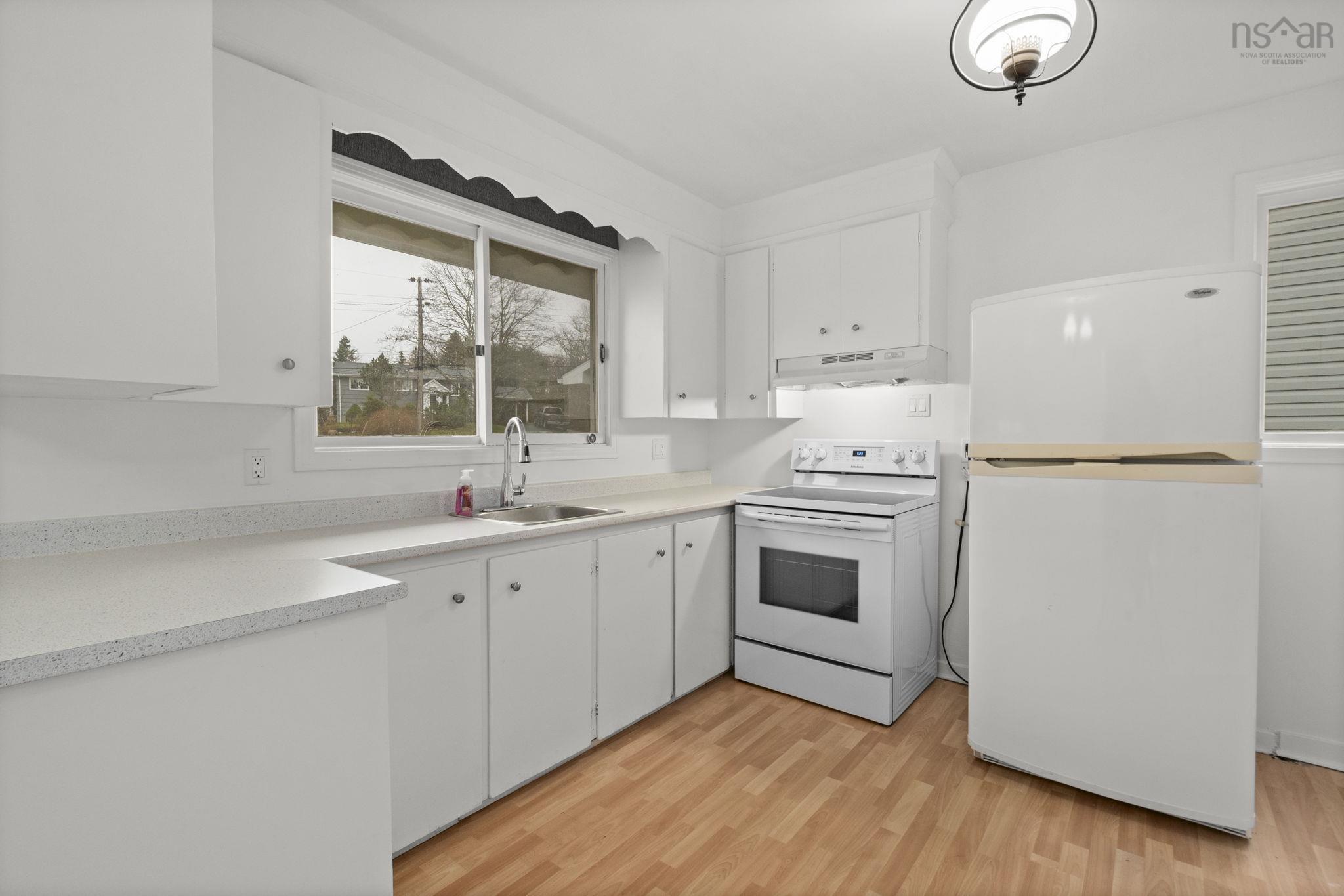 23-25 White Birch Drive photo #9