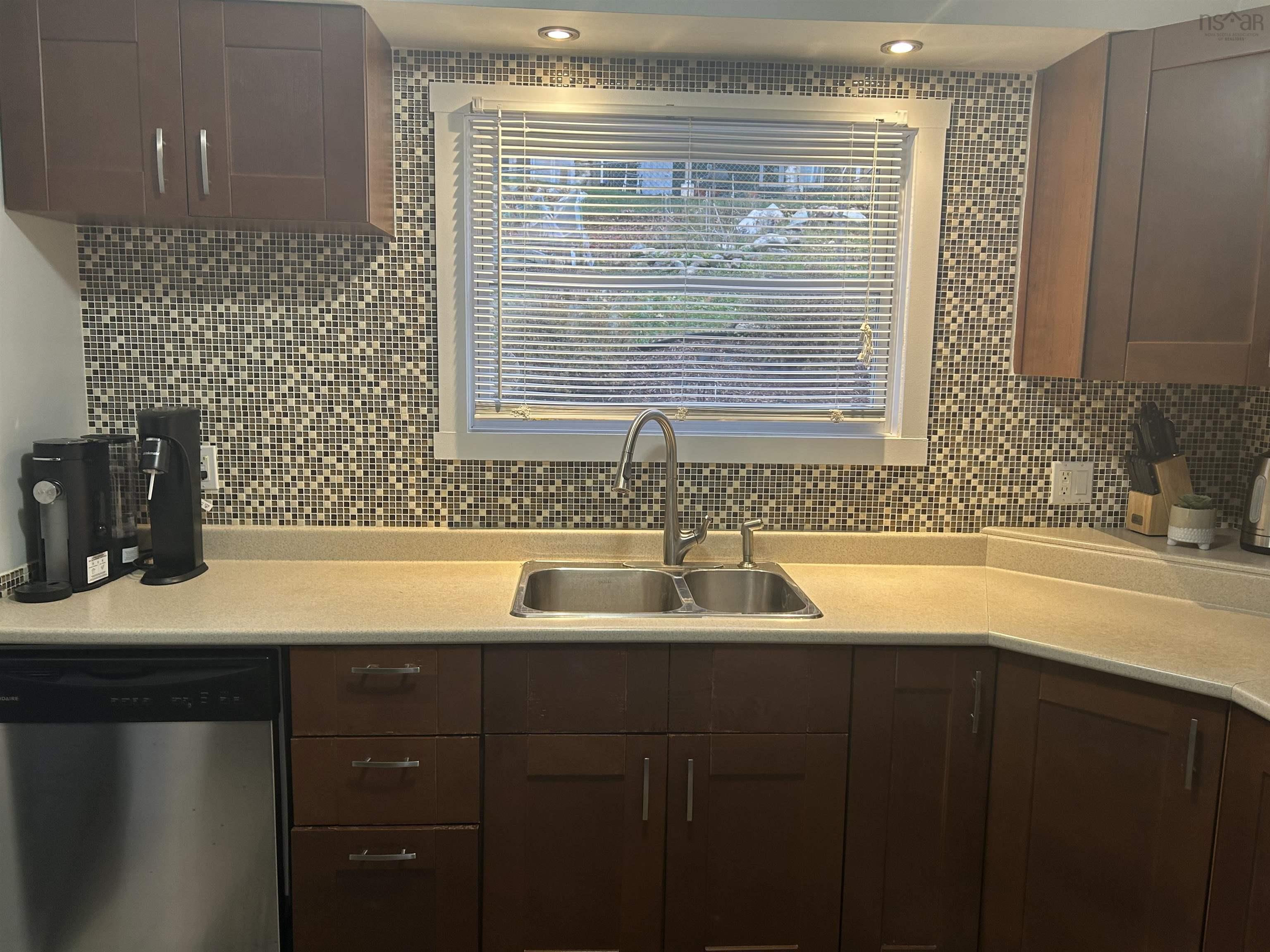 52 Regal Road photo #8