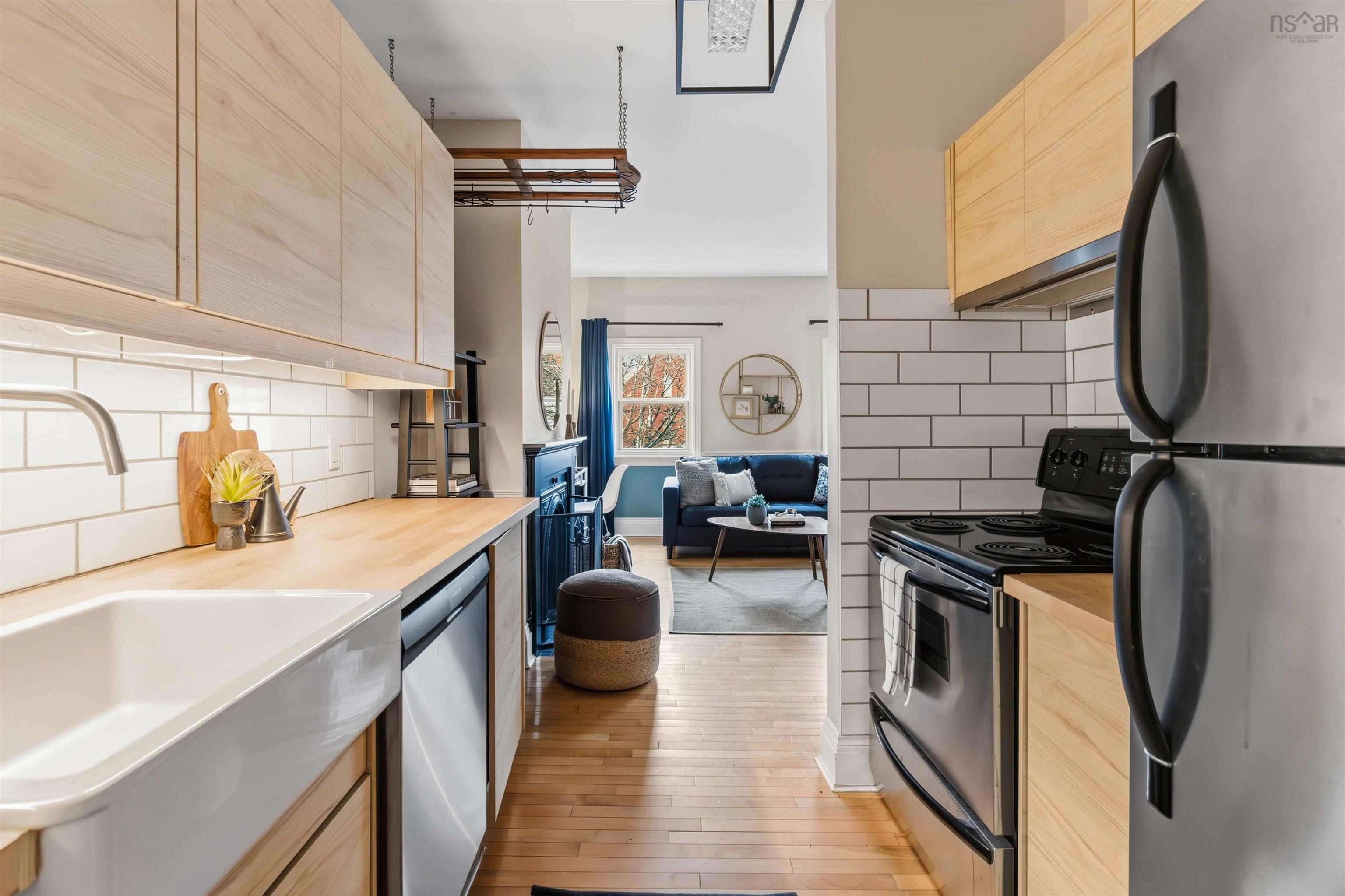 211 5393 Victoria Road photo #23