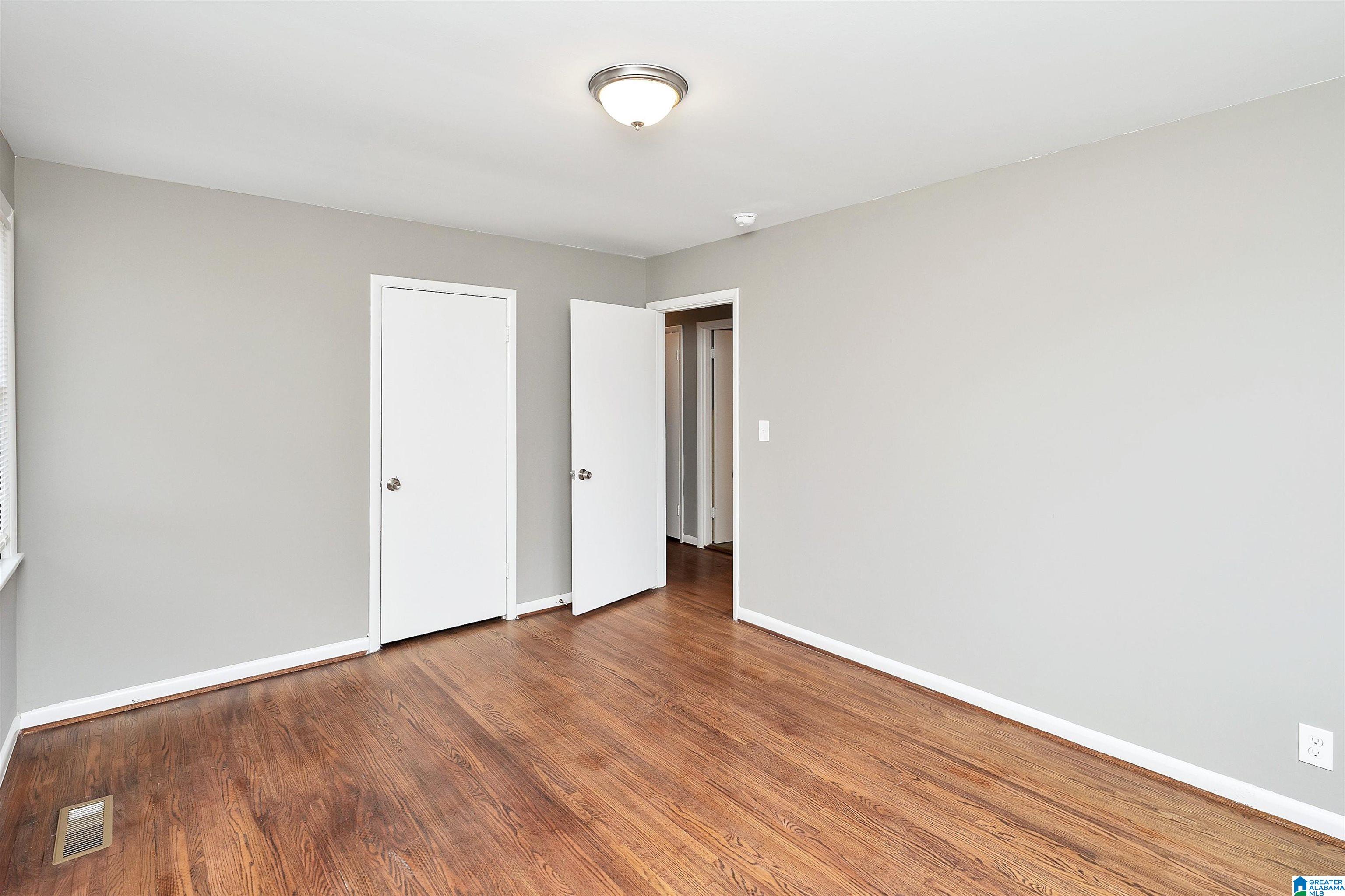 1053 GLEN OAK DRIVE