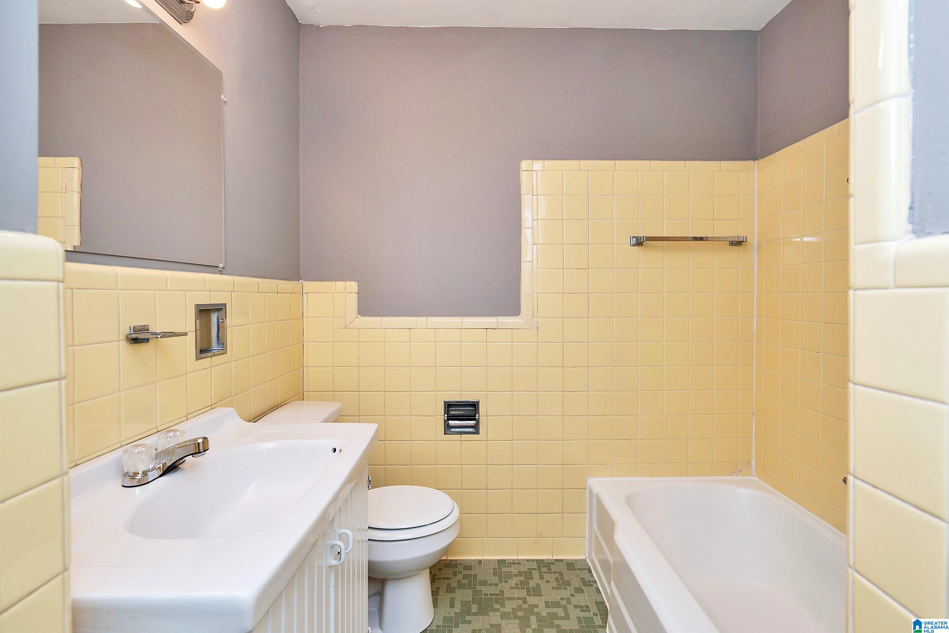 1053 GLEN OAK DRIVE