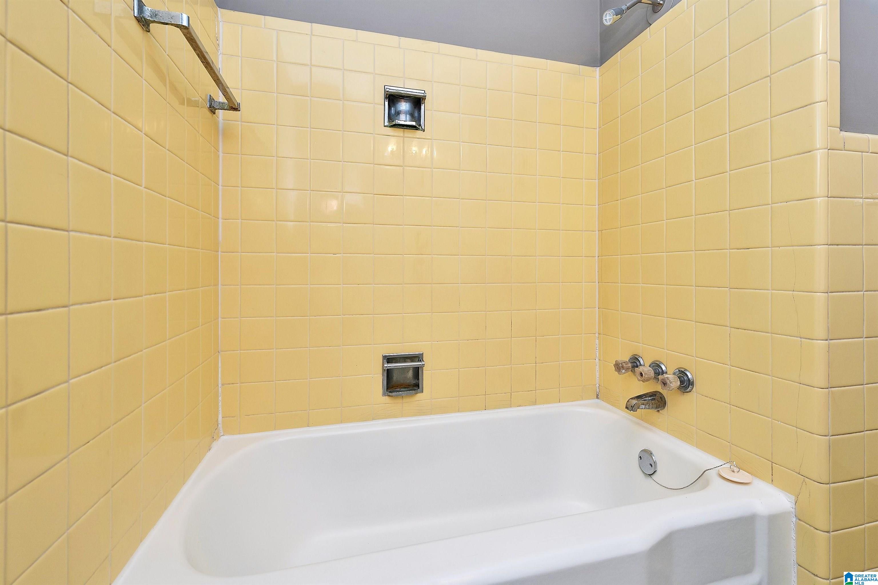 1053 GLEN OAK DRIVE