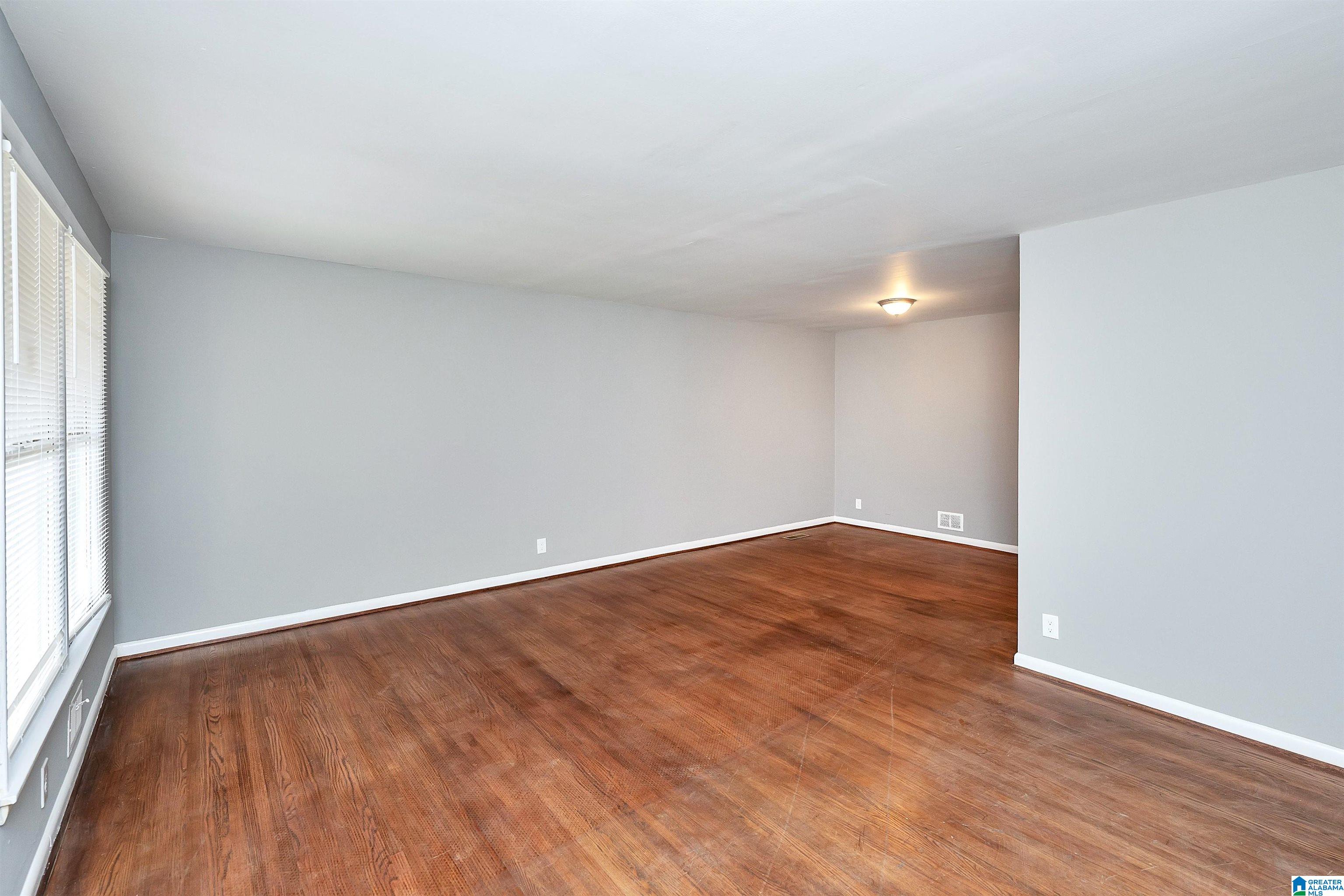 1053 GLEN OAK DRIVE