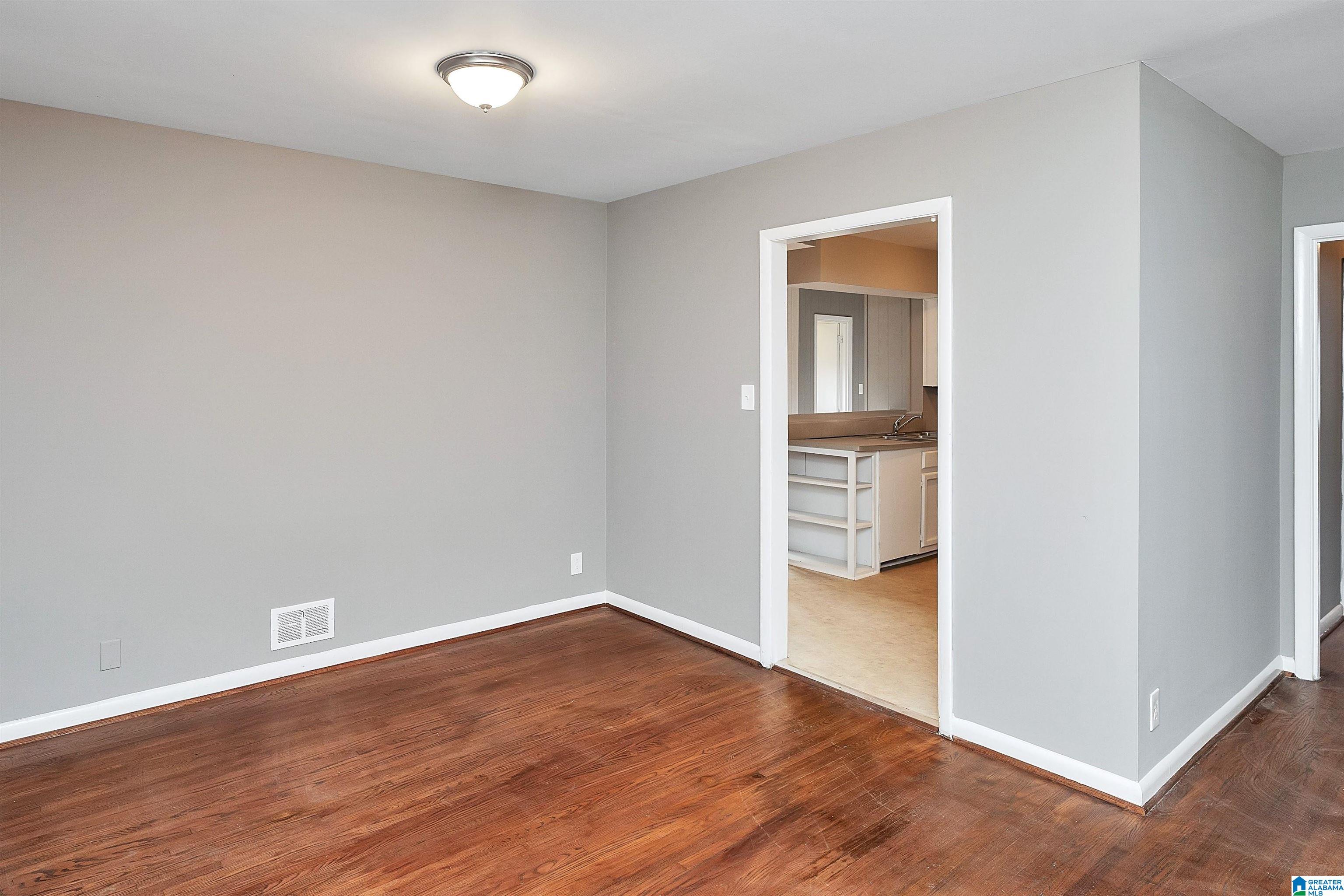 1053 GLEN OAK DRIVE