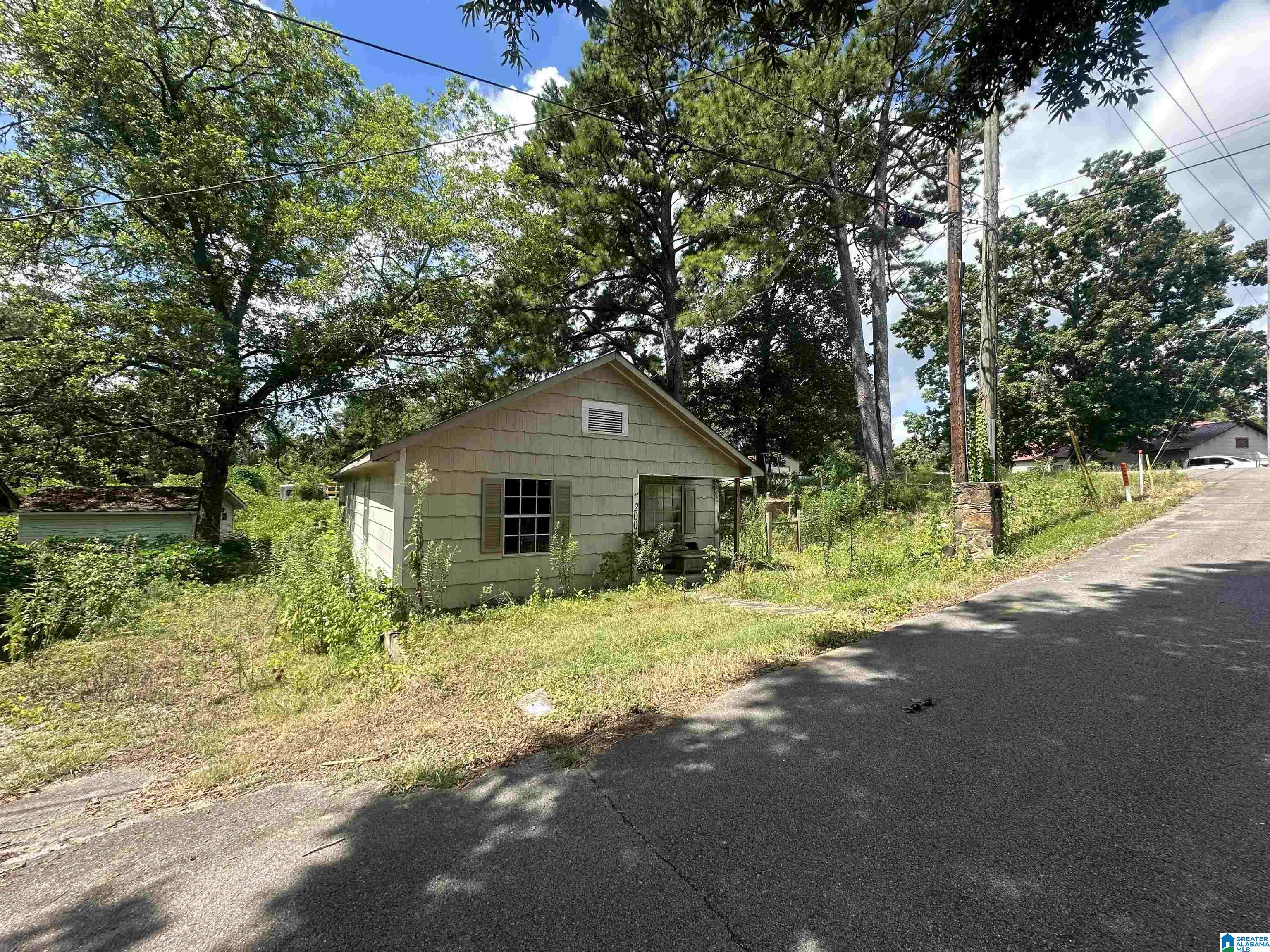 Homes for sale in Warrior, AL | 200 Montgomery Street, Warrior, AL 35180 | MLS# 21426743