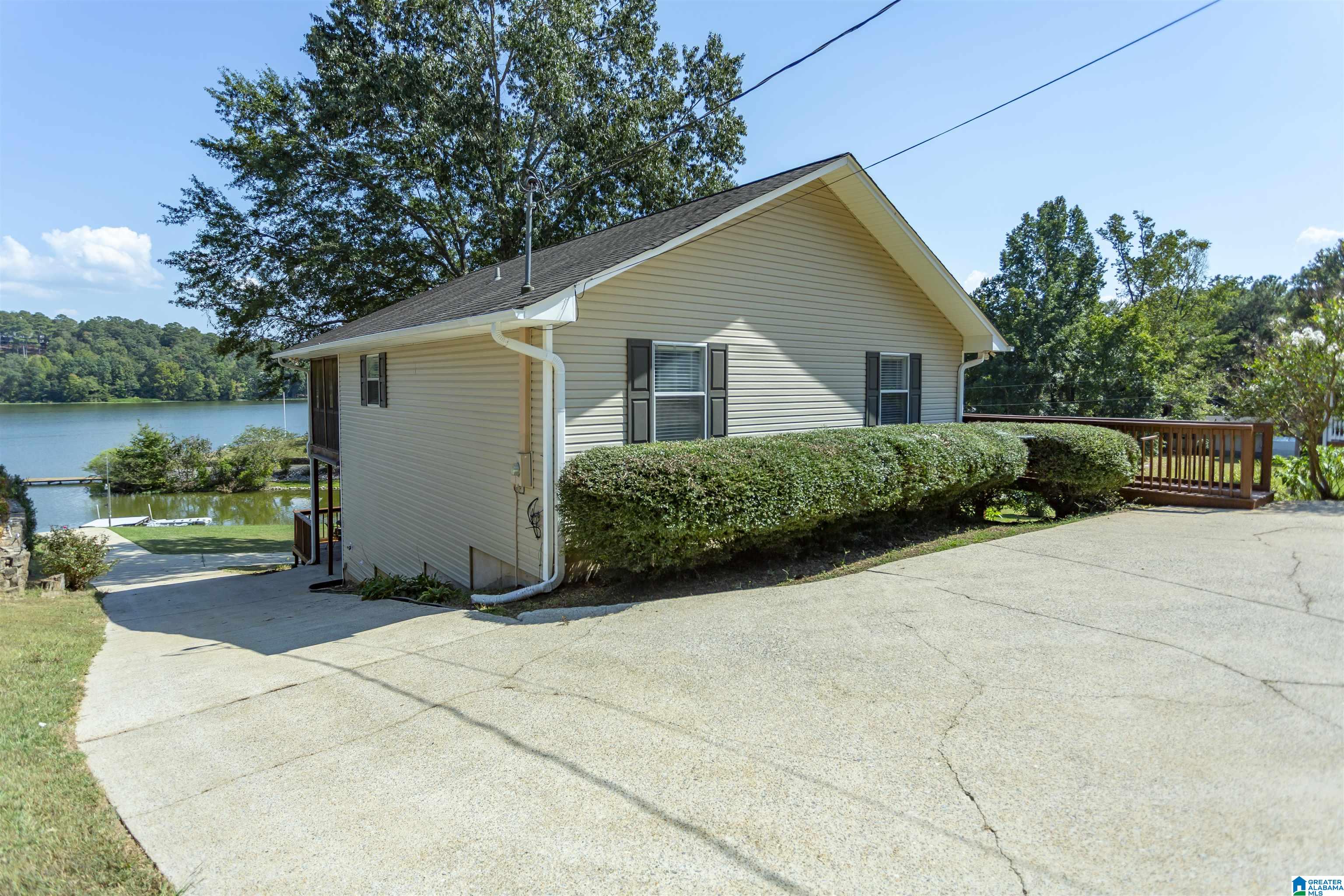 586 HOLLYS LANE