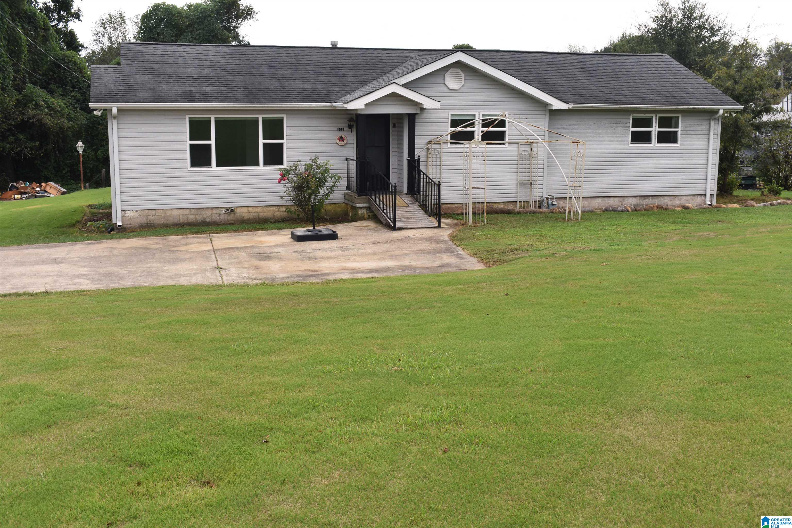 Homes for sale in Graysville, AL | 928 2nd Street Se, Graysville, AL 35073 | MLS# 21432286