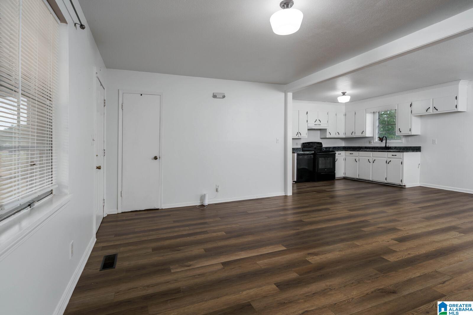 Homes for sale in Northport, AL | 2105 Crestwood Avenue, Northport, AL 35476 | MLS# 21435448