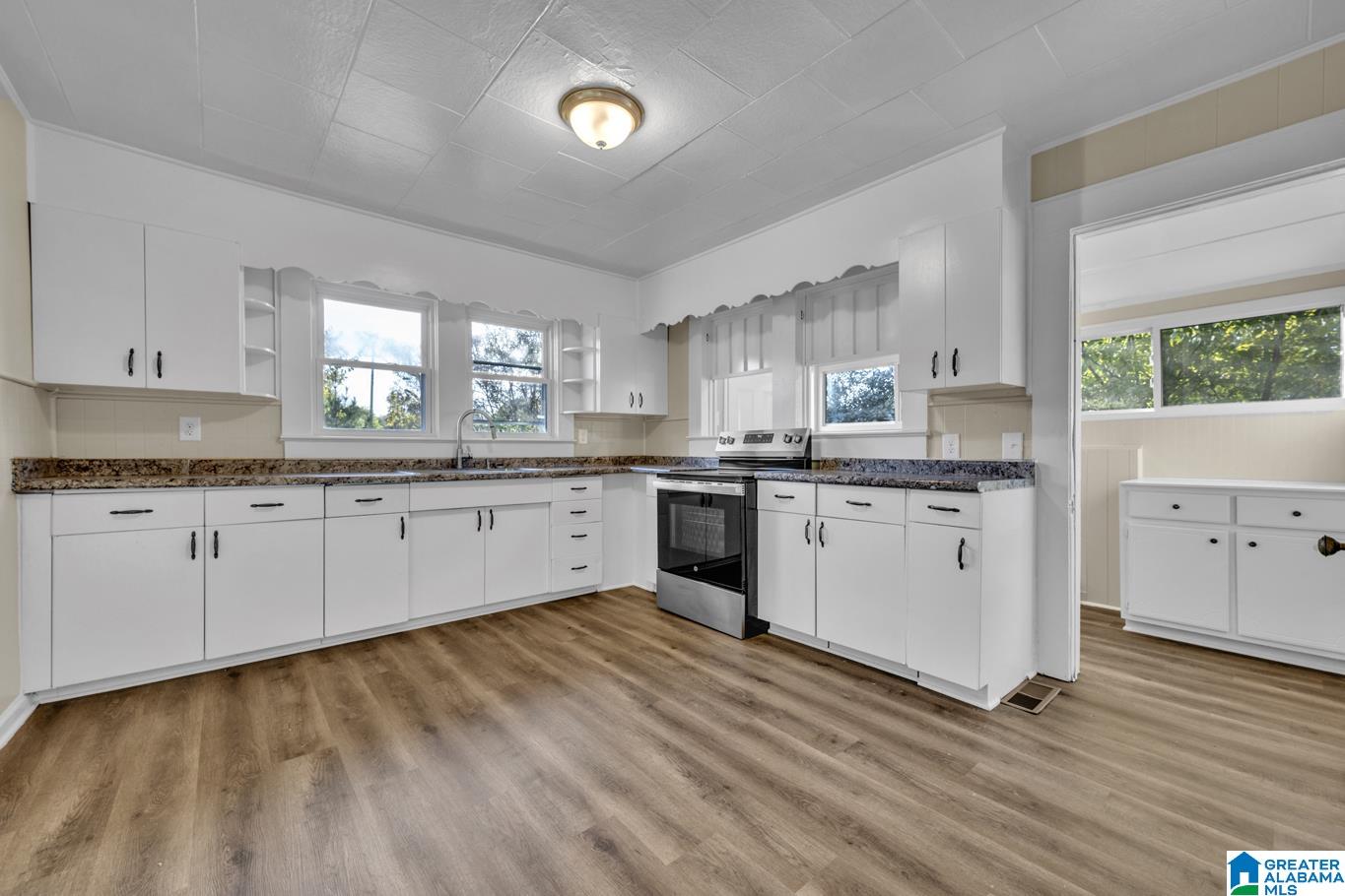 Homes for sale in Lipscomb, AL | 5604 5Th Street S, Lipscomb, AL 35020 | MLS# 21437861