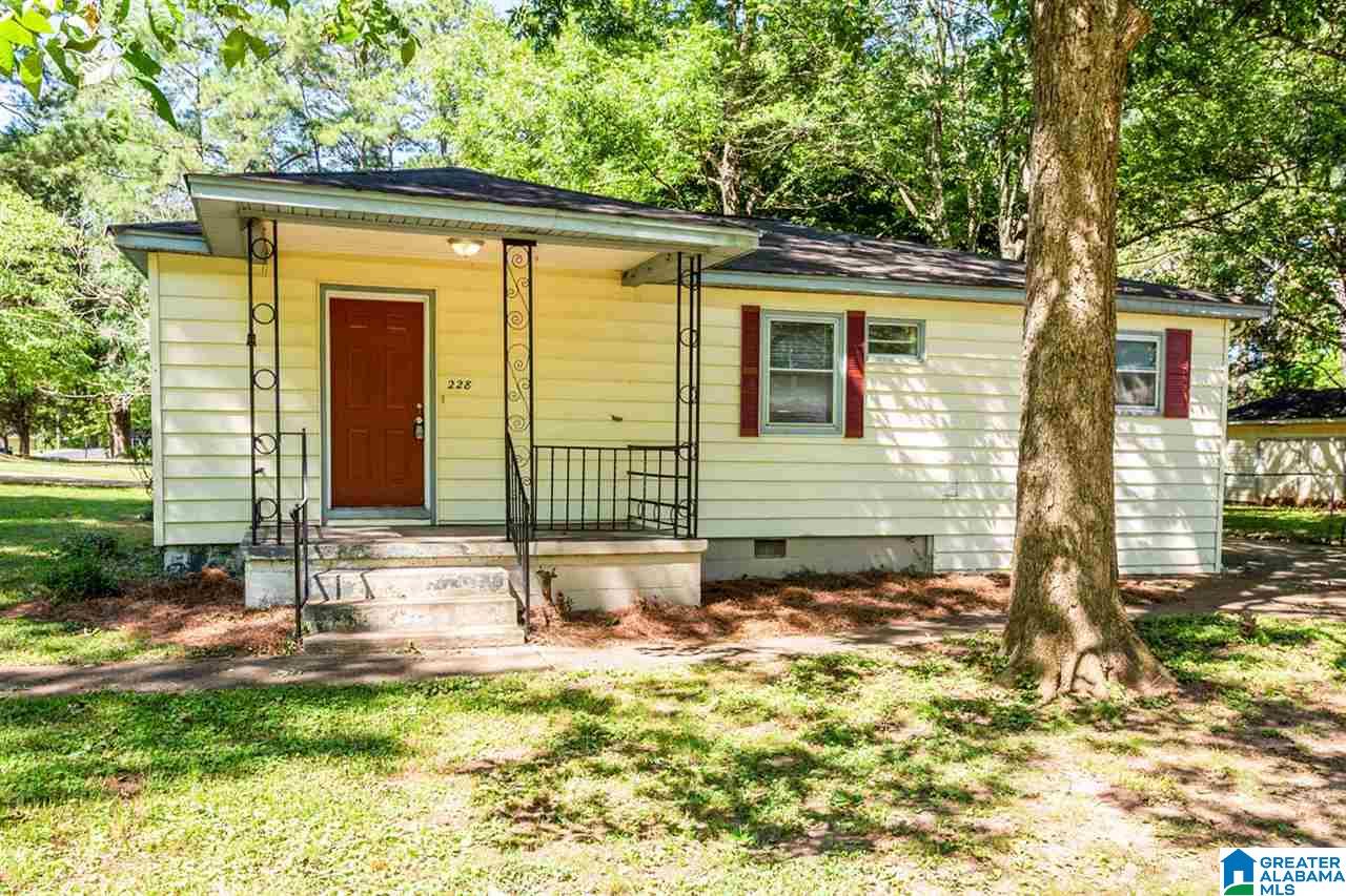 228 GARDEN LN