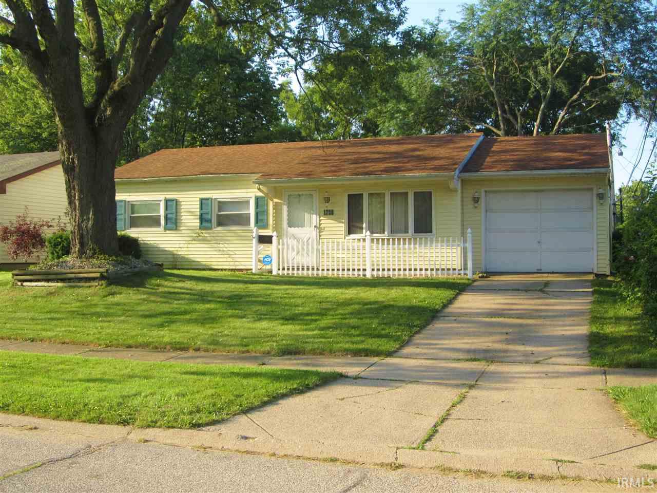 1728 Thornhill South Bend, IN 46614