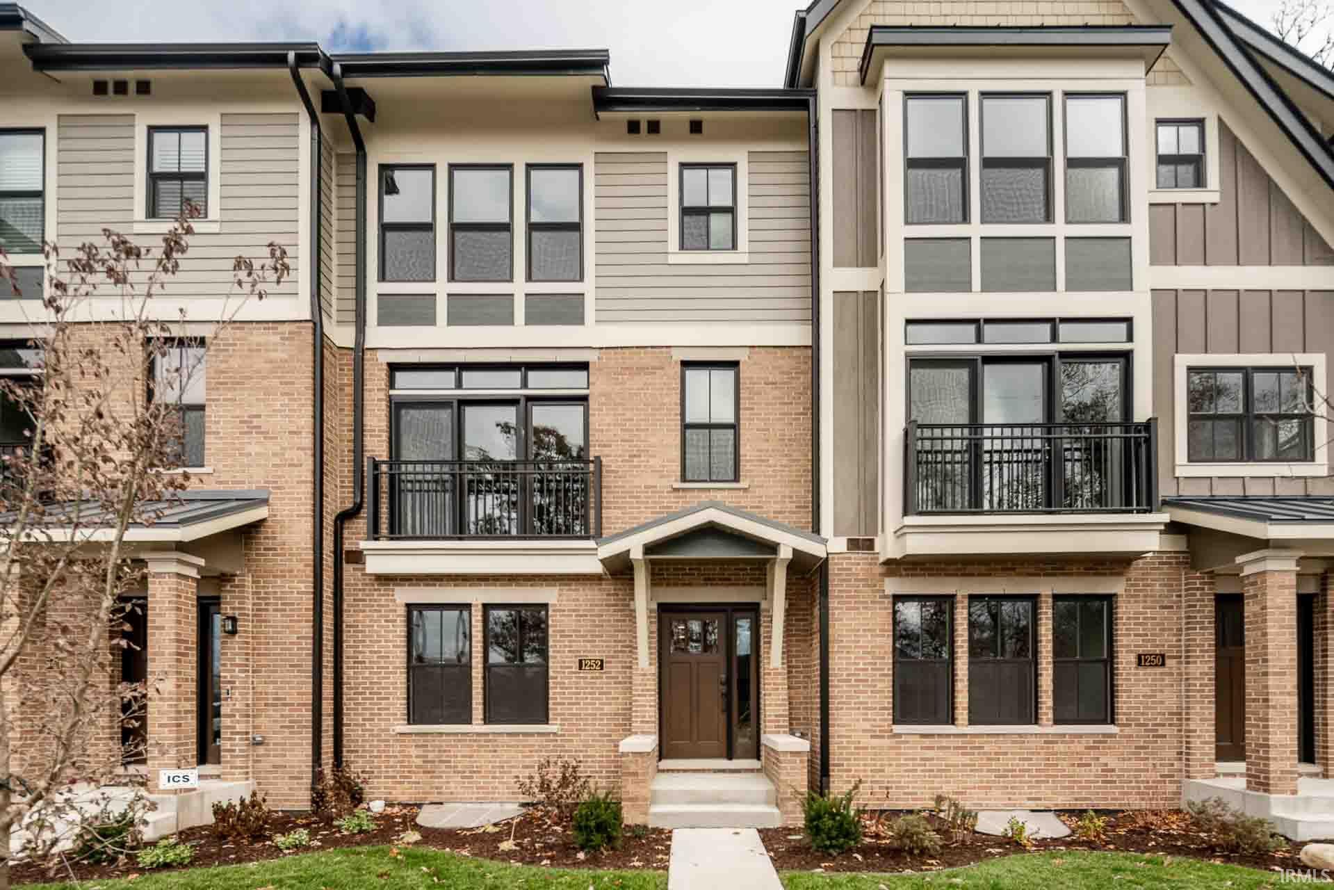 1252 N Twyckenham South Bend, IN 46617