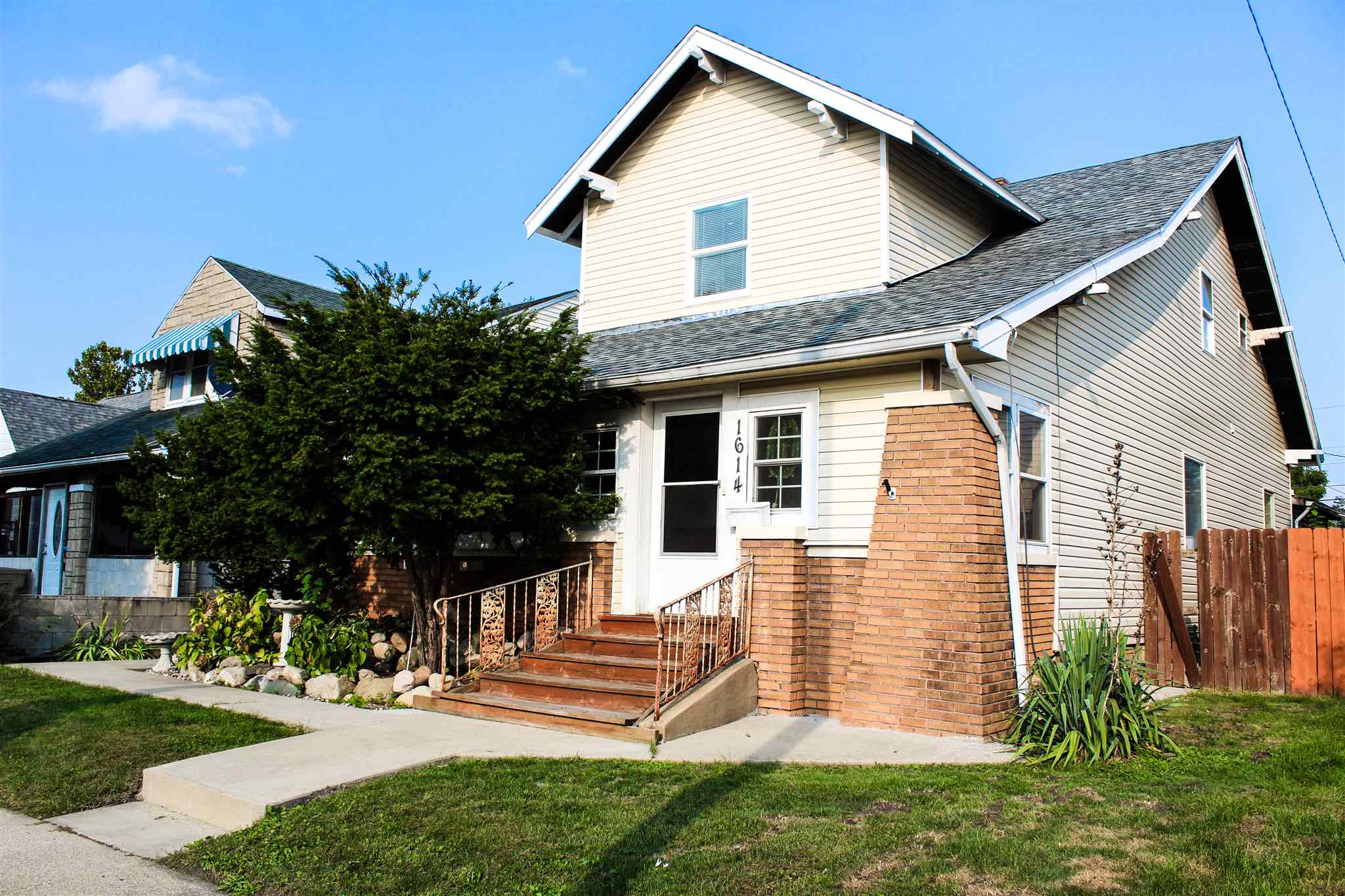 1614 Magnolia South Bend, IN 46613