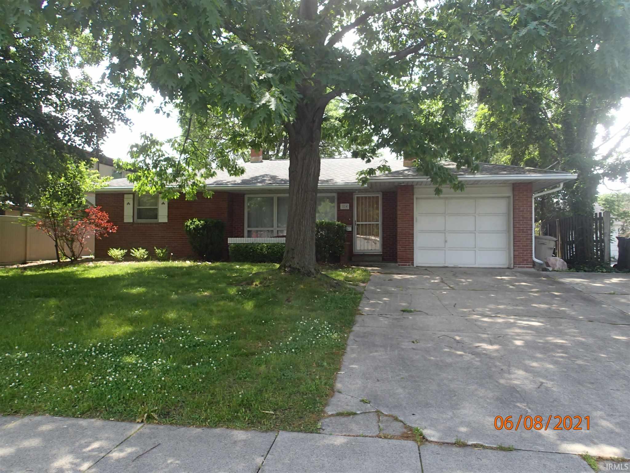 824 E Angela South Bend, IN 46617