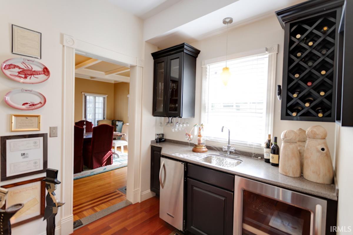 Wonderful wet bar between the kitchen and dining room. Perfect for entertaining