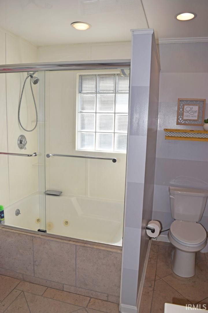 Owners bath w/jetted tub shower
