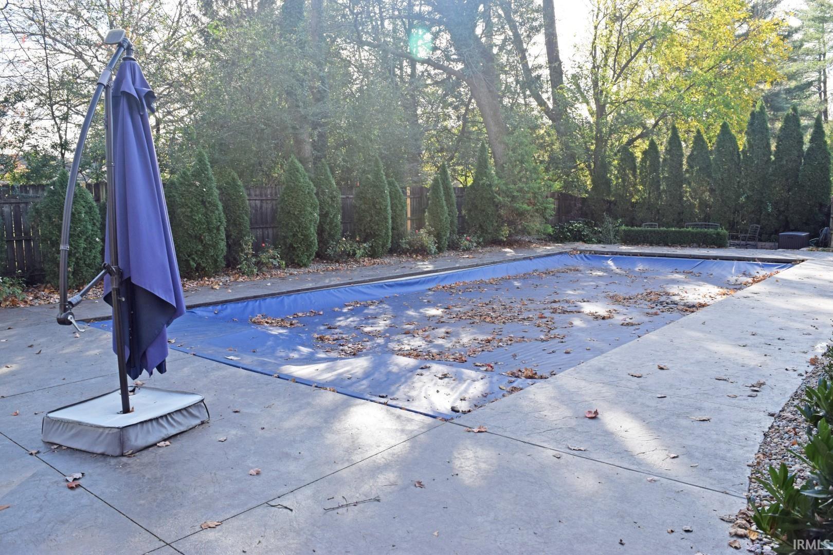 Pool with automatic cover