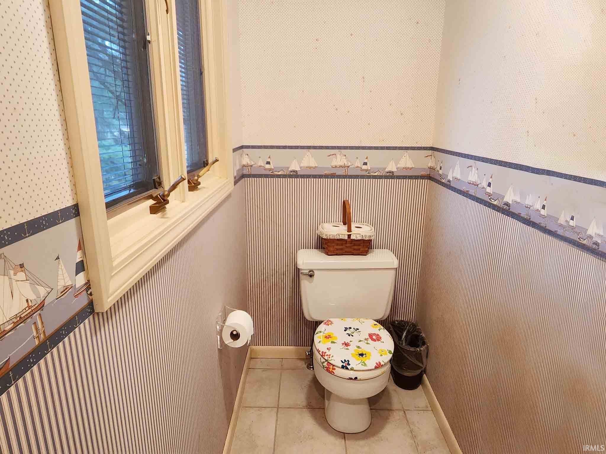 Upstairs full bathroom.