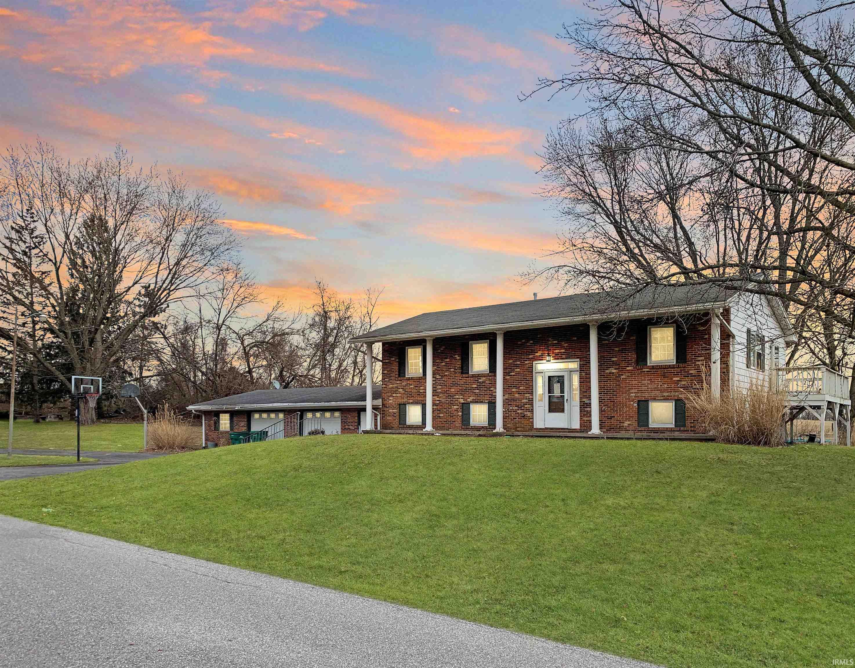1665 N Royal Oaks